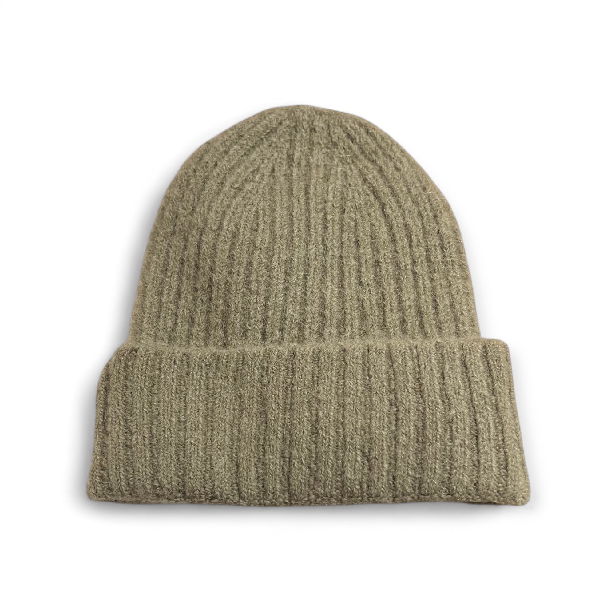 Olive farbende Strickmütze aus weichem Baby-Alpaka-Mix, geripptes Muster, umgeschlagener Rand, auf weißem Hintergrund.