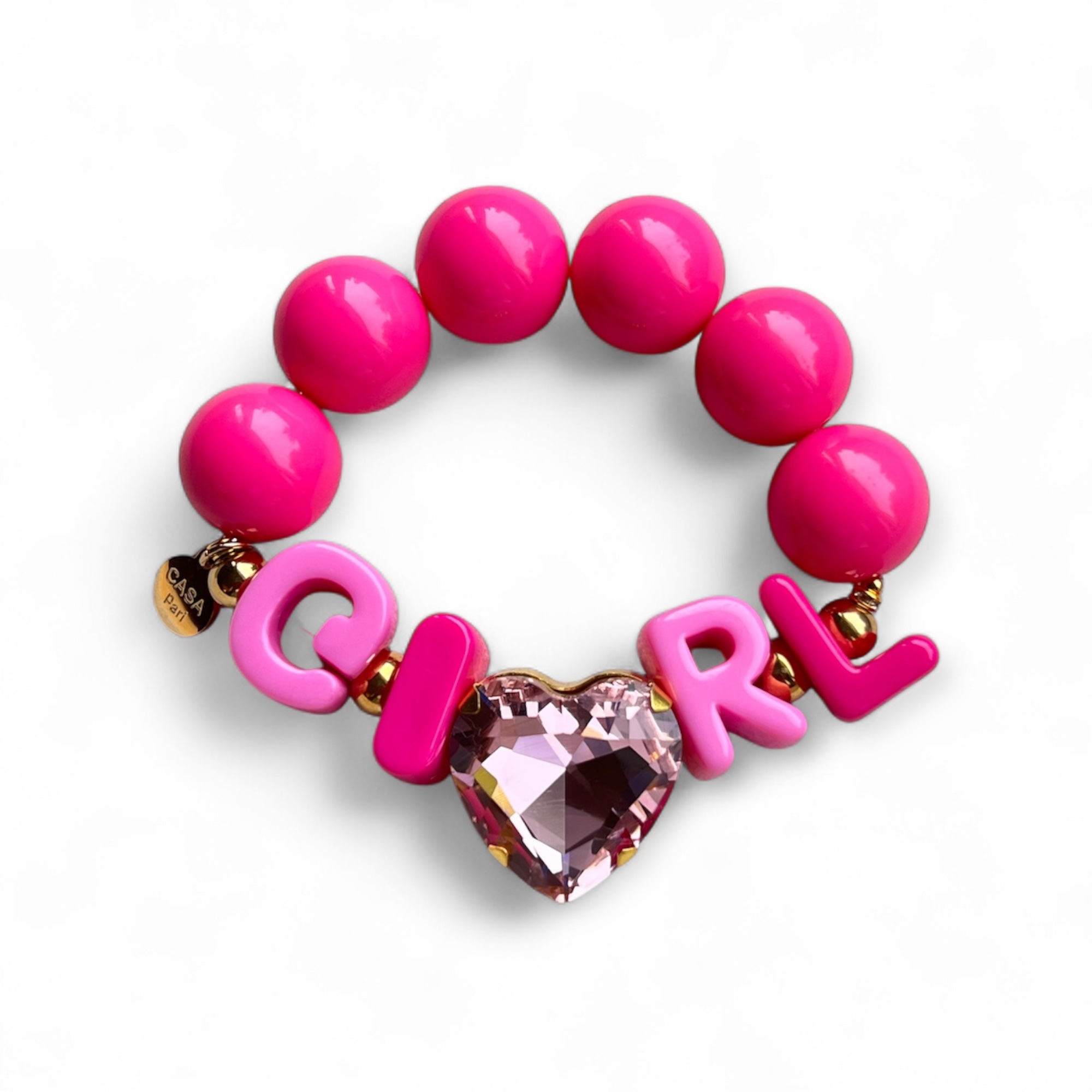 Pinkes Armband aus großen, glänzenden Perlen mit goldfarbenen Details. In der Mitte Buchstaben, die das Wort GIRL bilden, und ein funkelnder, herzförmiger Stein in Rosa.