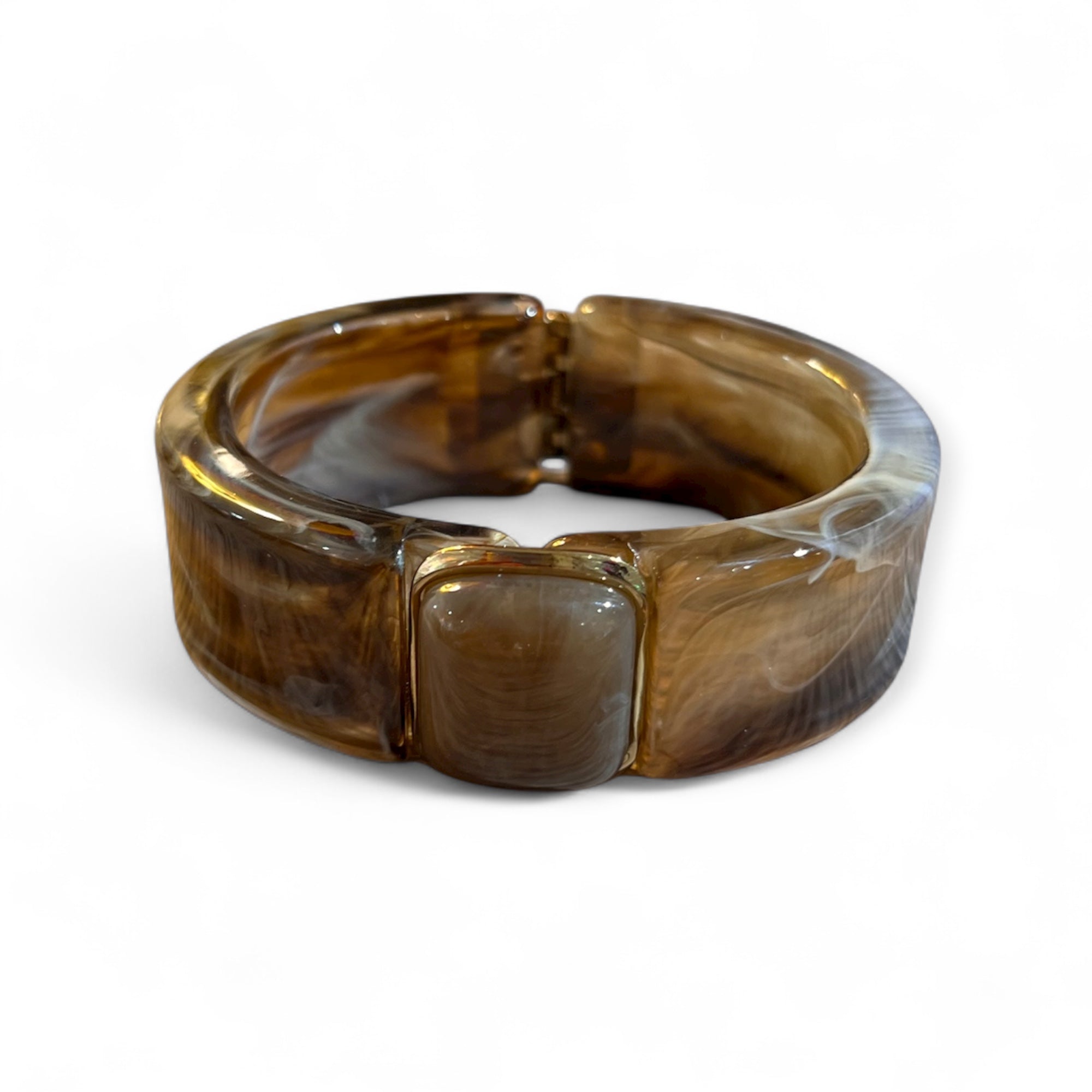 Klapp Armreif aus marmoriertem Kunstharz in hellem Braun mit goldfarbenen Details und eingefasstem Schmuckstein.