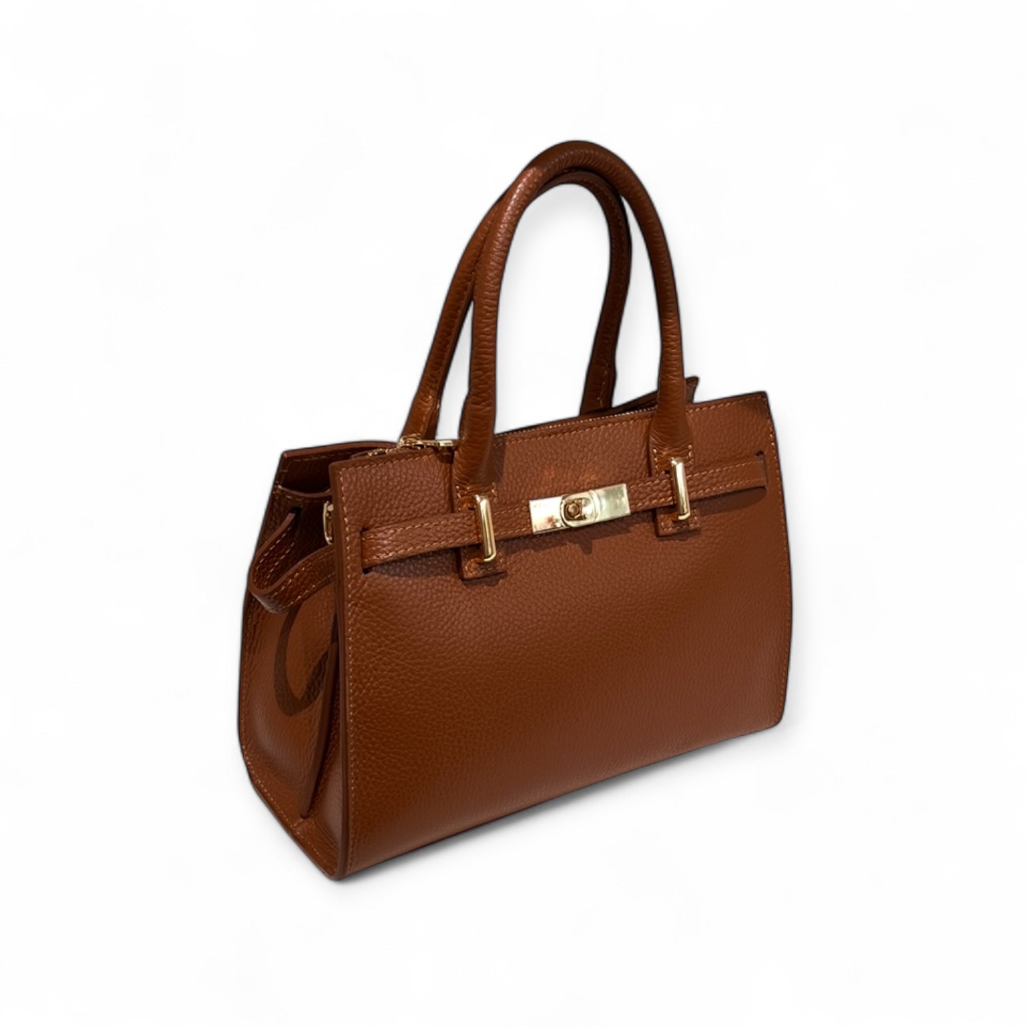 Ledertasche in Camel Farben mit goldfarbenem Verschluss, zwei Henkeln und abnehmbarem Schultergürtel, auf hellem Hintergrund fotografiert.