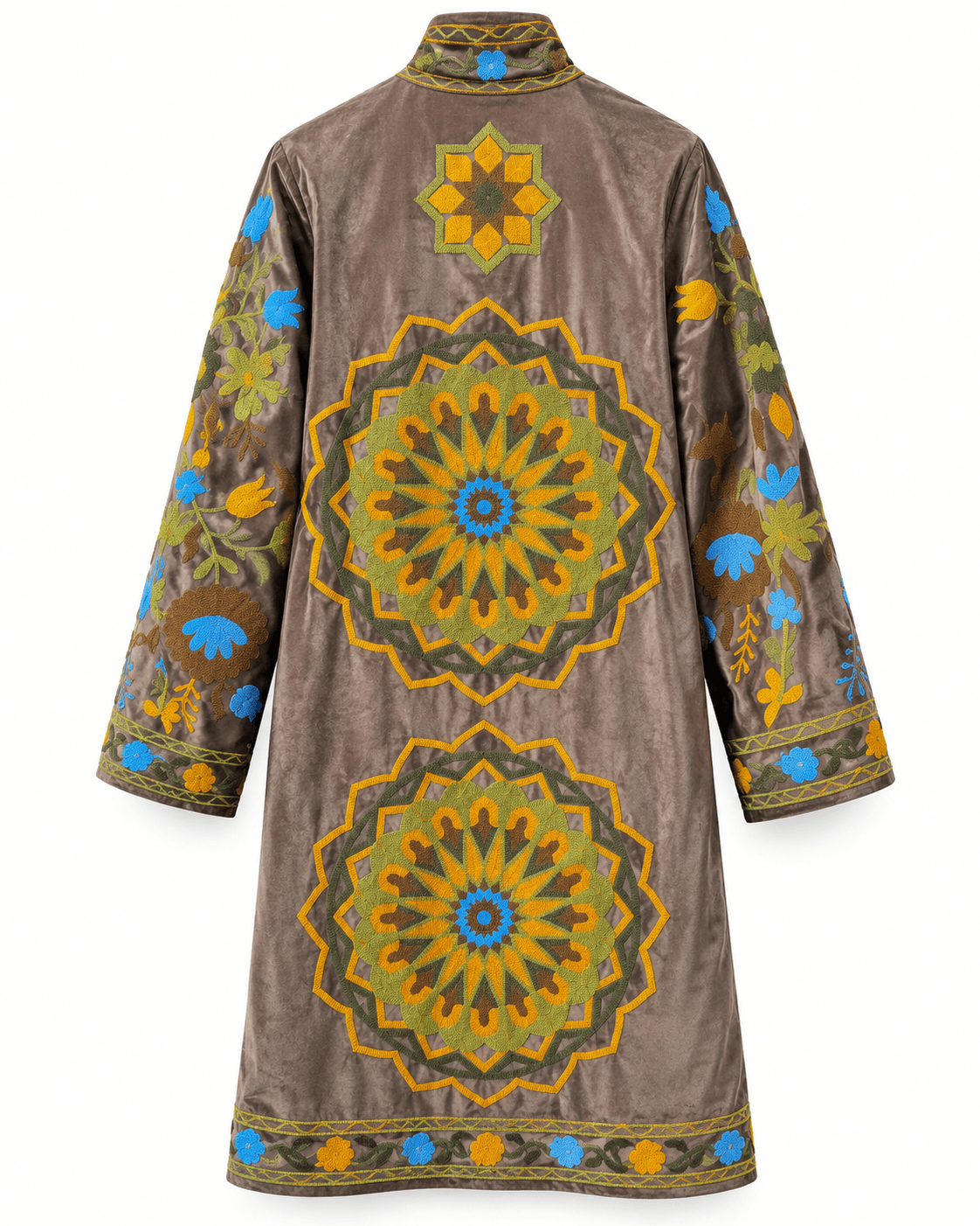 Langer Samtmantel in Taupe mit floralen Stickereien in Olivgrün, Gold, Blau und Braun, Rückenansicht auf weißem Hintergrund.
