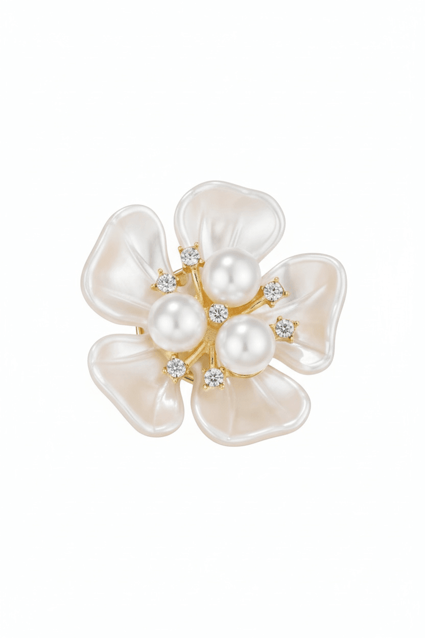 Knopf Schmuck Blume auf einem weißen Hintergrund fotografiert
