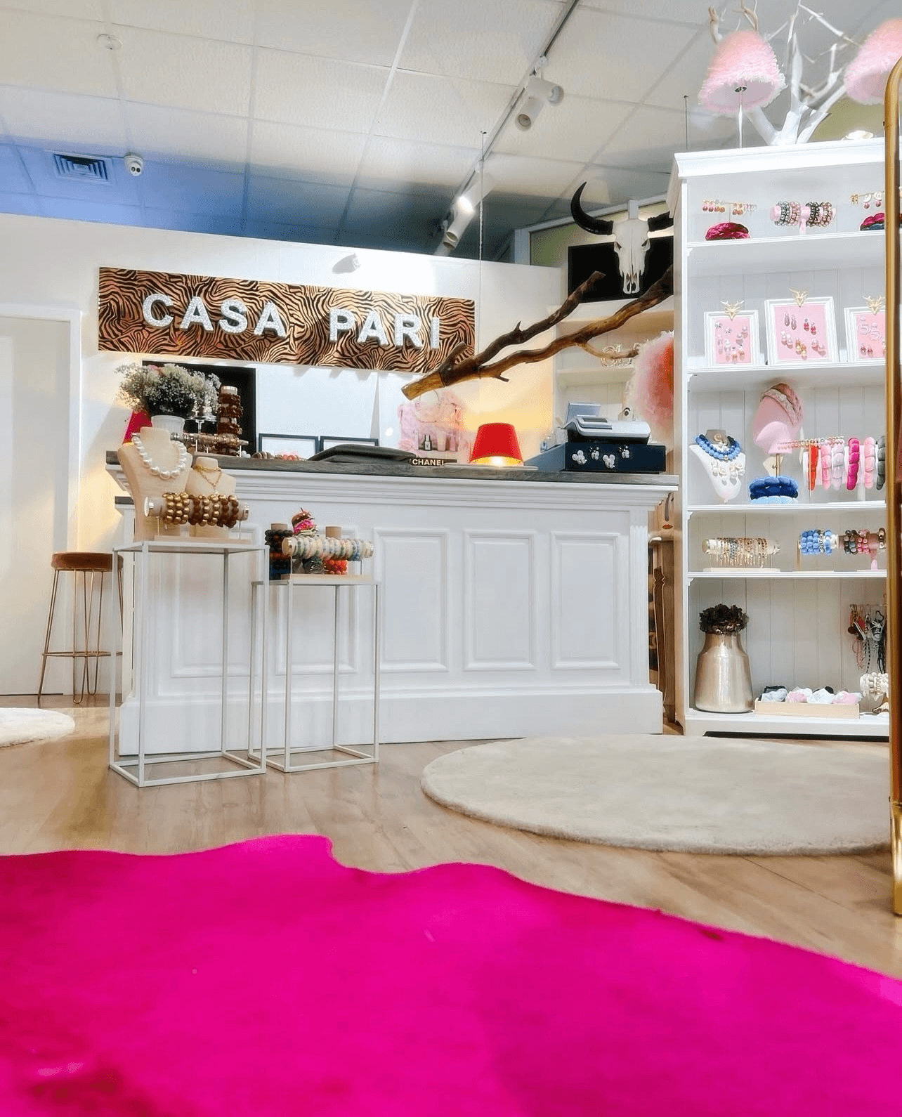 Innenansicht des Casapari Stores mit Verkaufstheke, Schmuck Displays und Regalen.