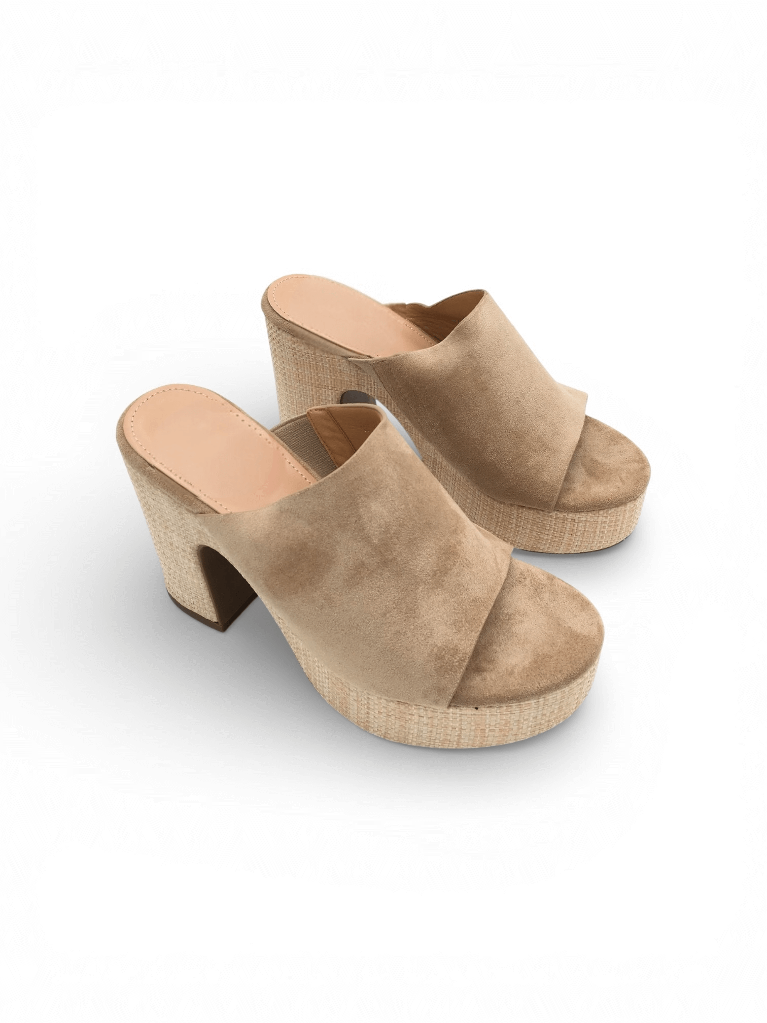 Beige Plateau-Pantoletten aus Veloursleder mit breitem Riemen, hohem Blockabsatz und geflochtener Bastoptik an der Sohle, freigestellt vor hellem Hintergrund.