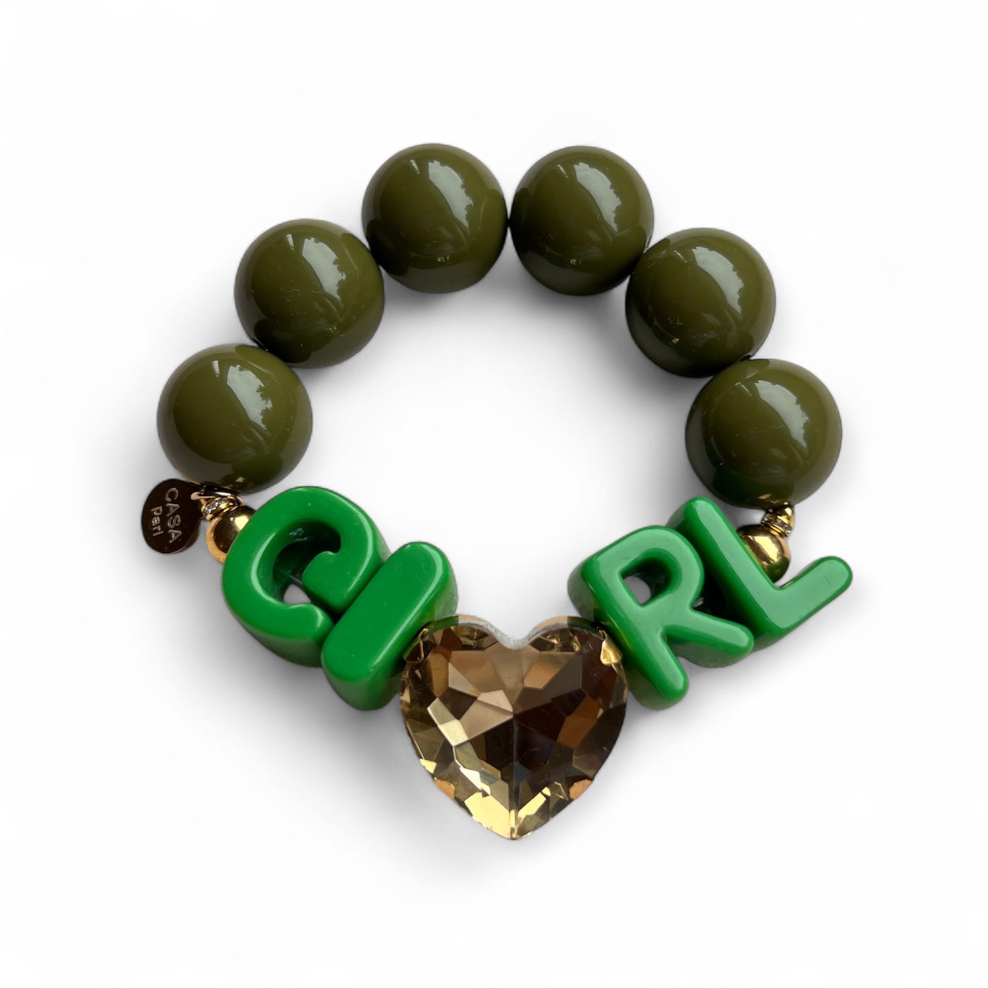 Olivenfarbenes Armband aus großen, glänzenden Perlen mit goldfarbenen Details. In der Mitte Buchstaben, die das Wort GIRL bilden, und ein funkelnder, herzförmiger Stein in Champagne.