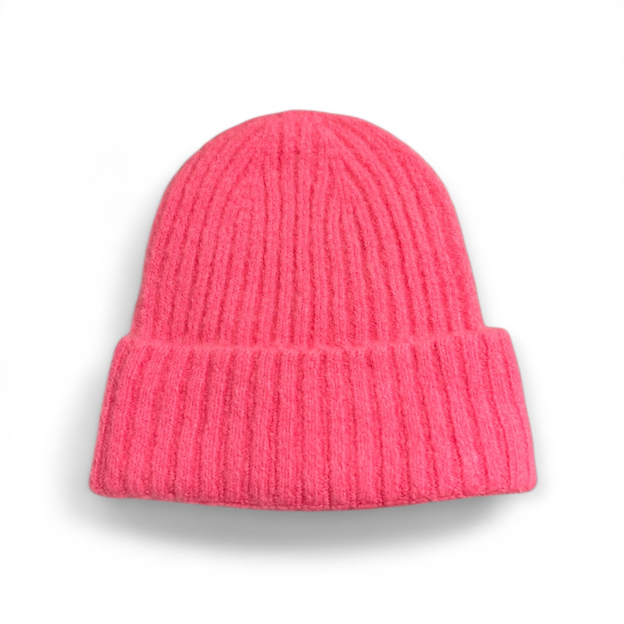 Pinke Strickmütze aus weichem Baby-Alpaka-Mix, geripptes Muster, umgeschlagener Rand, auf weißem Hintergrund.