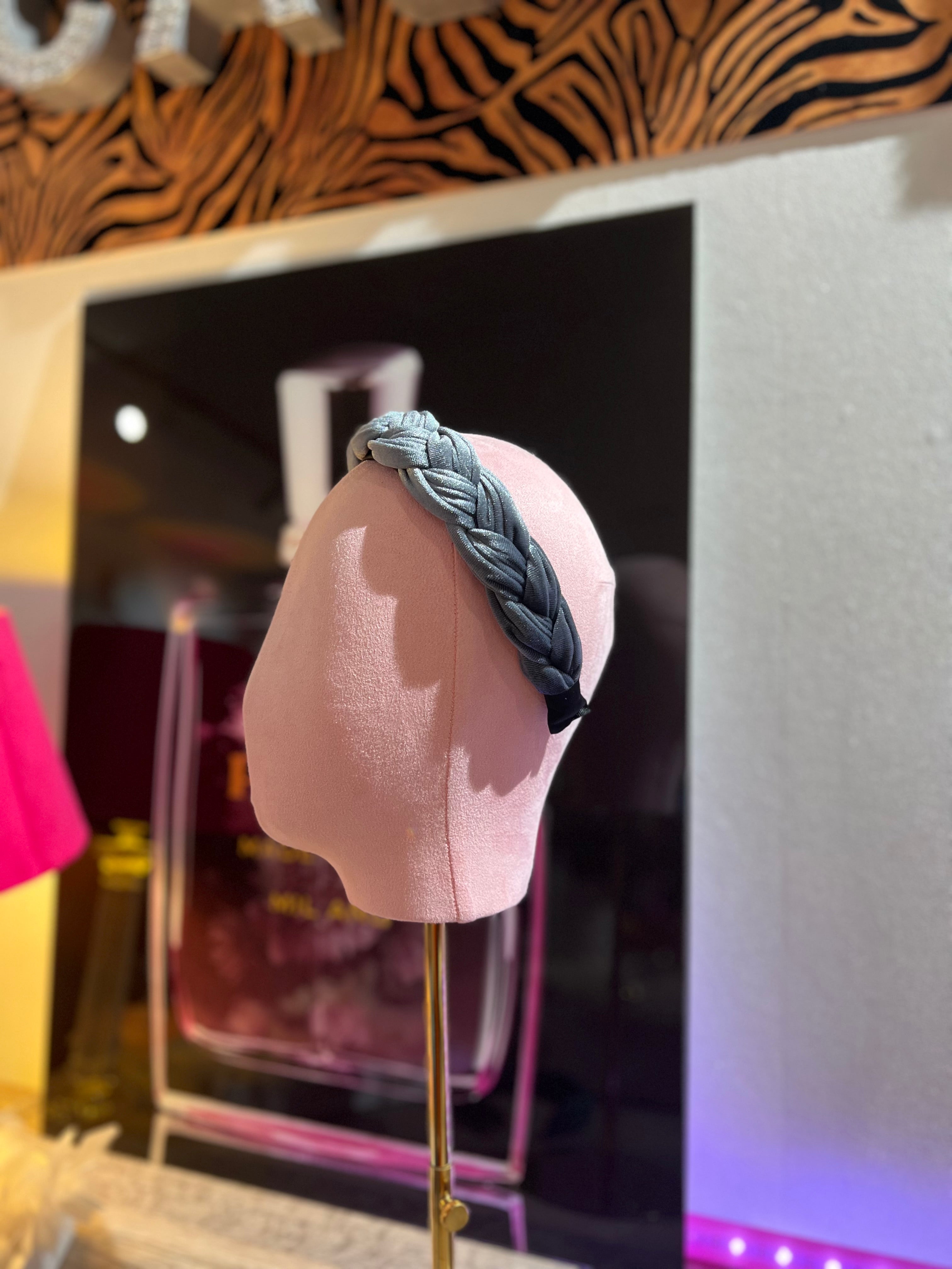 Puppenkopf trägt graue Farbe mit den Haarreifen fotografiert im stilvollen Hintergrund.