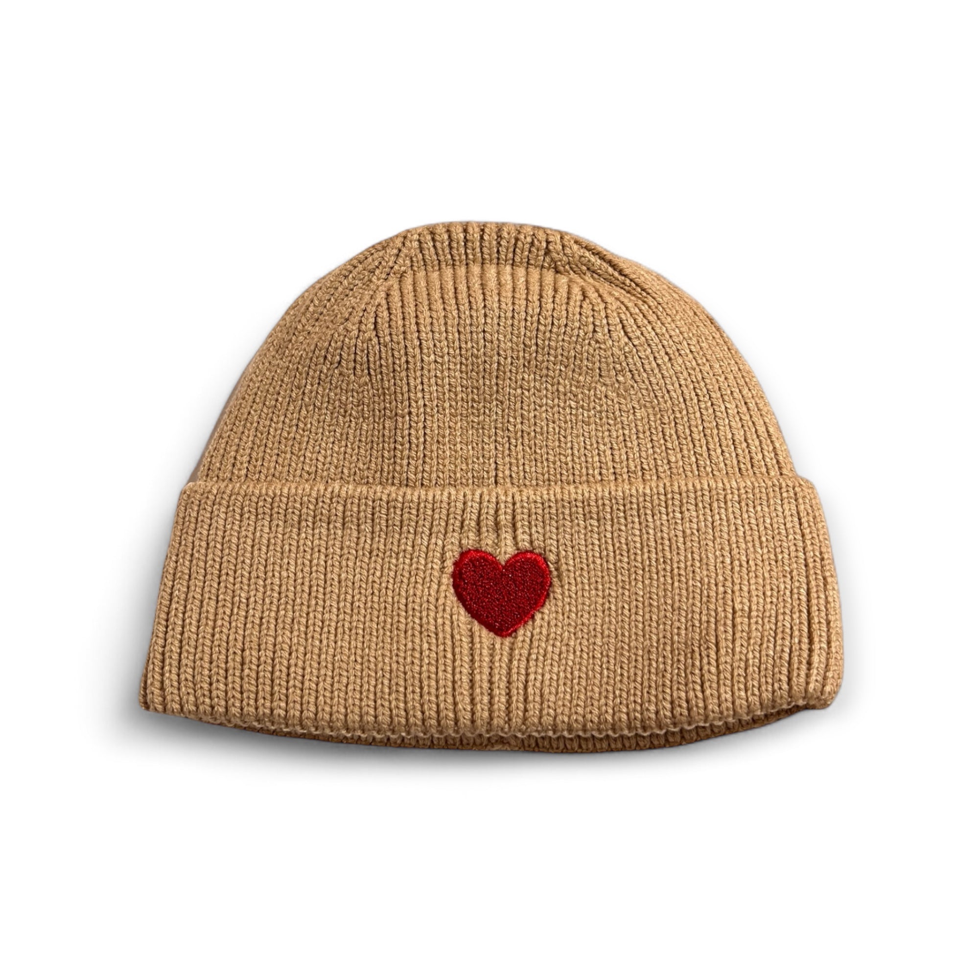 Beige Strickmütze aus Viskose mit aufgesticktem rotem Herz auf der Vorderseite, fotografiert auf weißem Hintergrund.