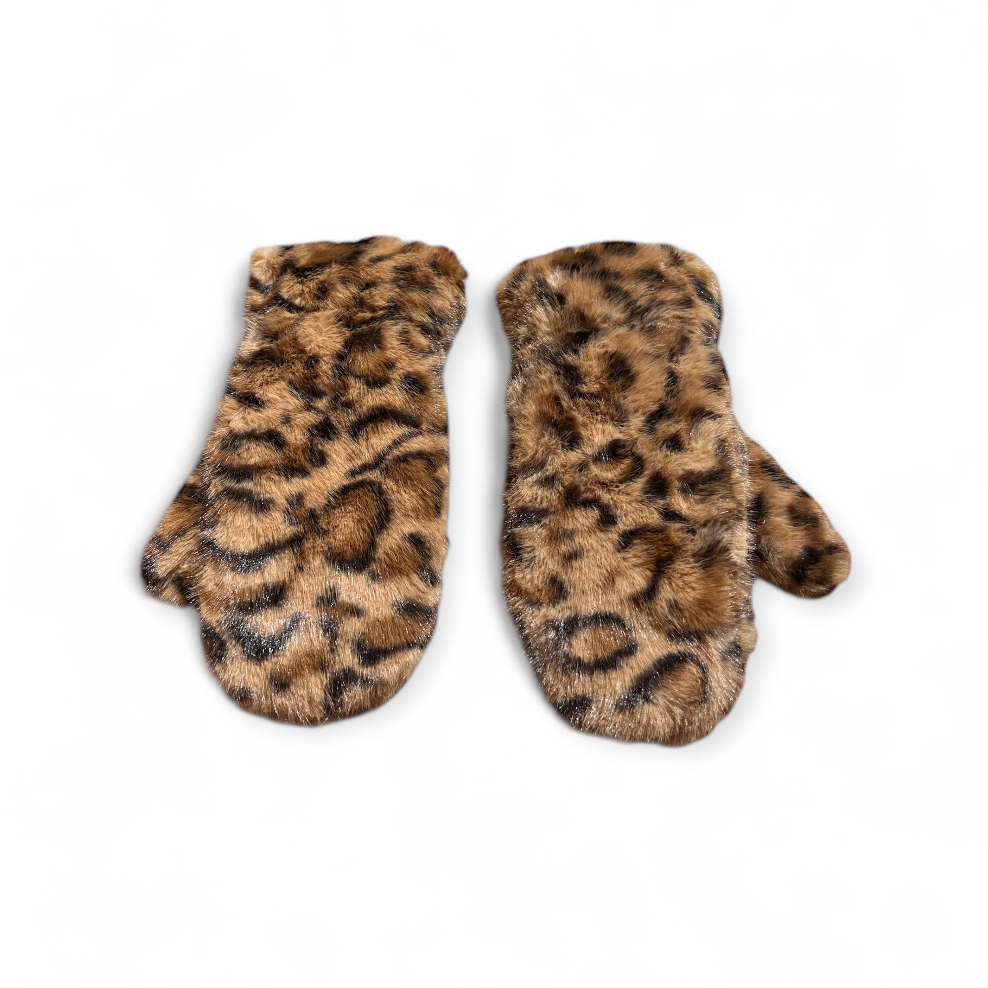 Flauschige Fäustlinge aus Kunstfell mit Leo Muster. Nebeneinander liegend auf weißem Hintergrund.