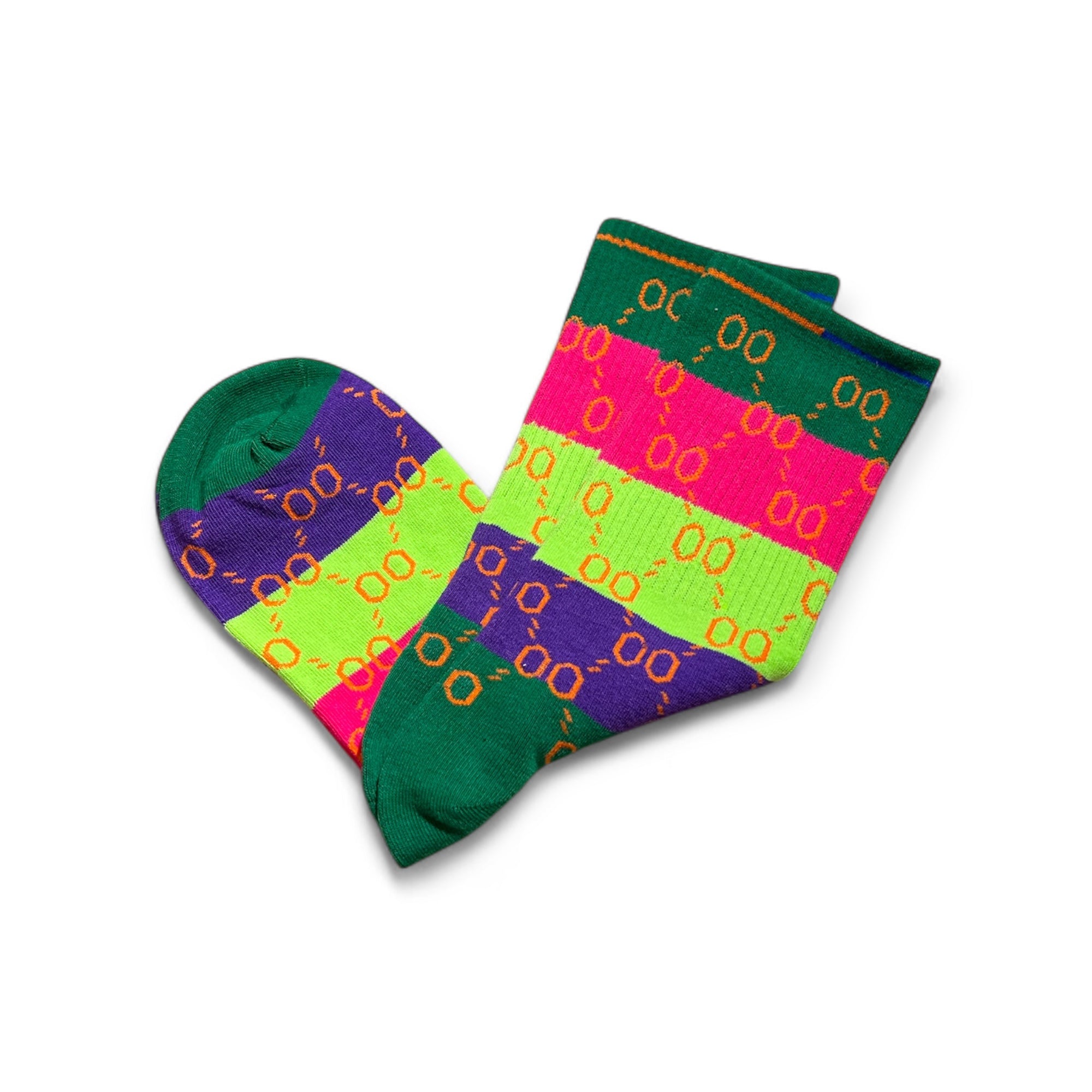 Bunte Socken mit Streifen in Grün, Pink, Neongrün und Lila, flach nebeneinandergelegt auf weißem Hintergrund.