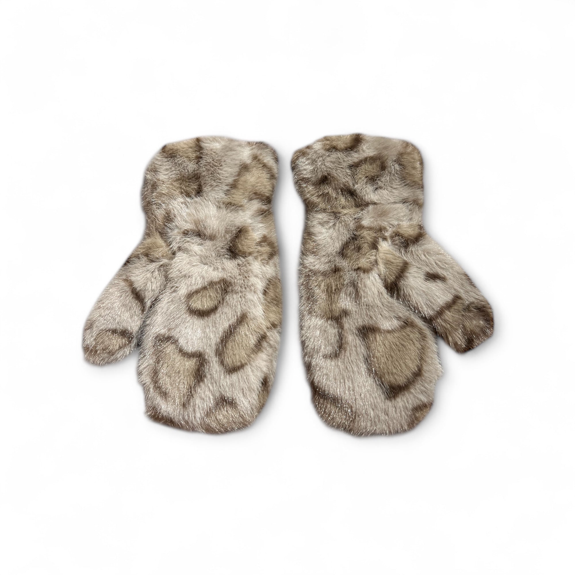 Flauschige Fäustlinge aus Kunstfell mit Leo Muster in Helltaupe. Nebeneinander liegend auf weißem Hintergrund.