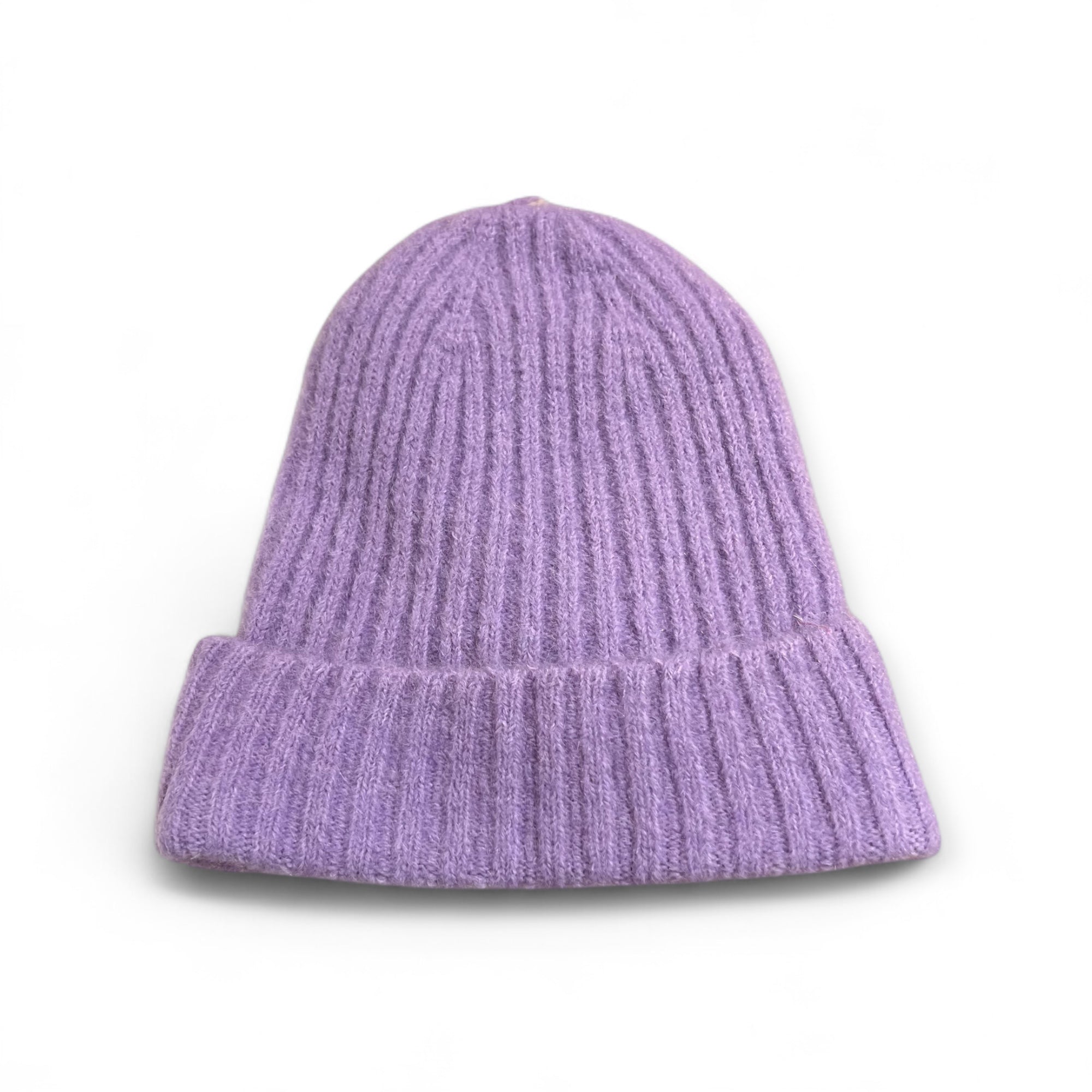 Flieder farbende Strickmütze aus weichem Baby-Alpaka-Mix, geripptes Muster, umgeschlagener Rand, auf weißem Hintergrund.