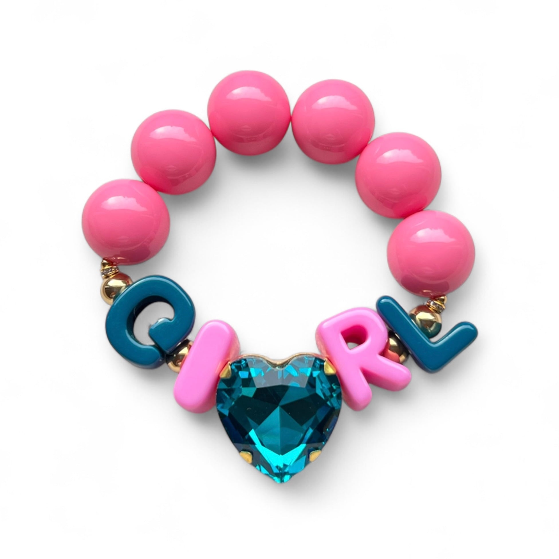Pinkes Armband aus großen, glänzenden Perlen mit goldfarbenen Details. In der Mitte Buchstaben, die das Wort GIRL bilden, und ein funkelnder, herzförmiger Stein in Blau.