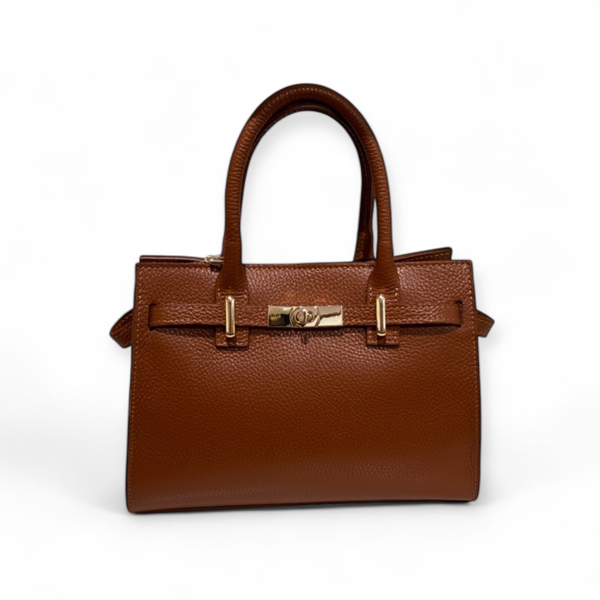 Ledertasche in Camel Farben mit goldfarbenem Verschluss, zwei Henkeln und abnehmbarem Schultergürtel, auf hellem Hintergrund fotografiert.