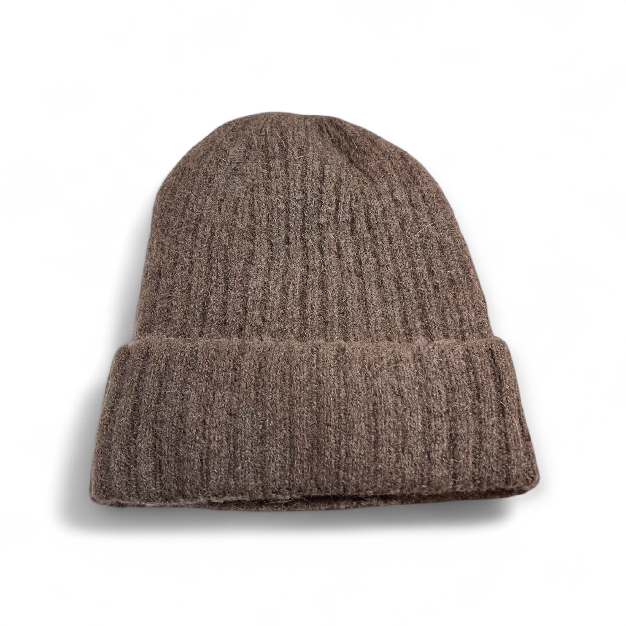 Braune Strickmütze aus weichem Baby-Alpaka-Mix, geripptes Muster, umgeschlagener Rand, auf weißem Hintergrund.