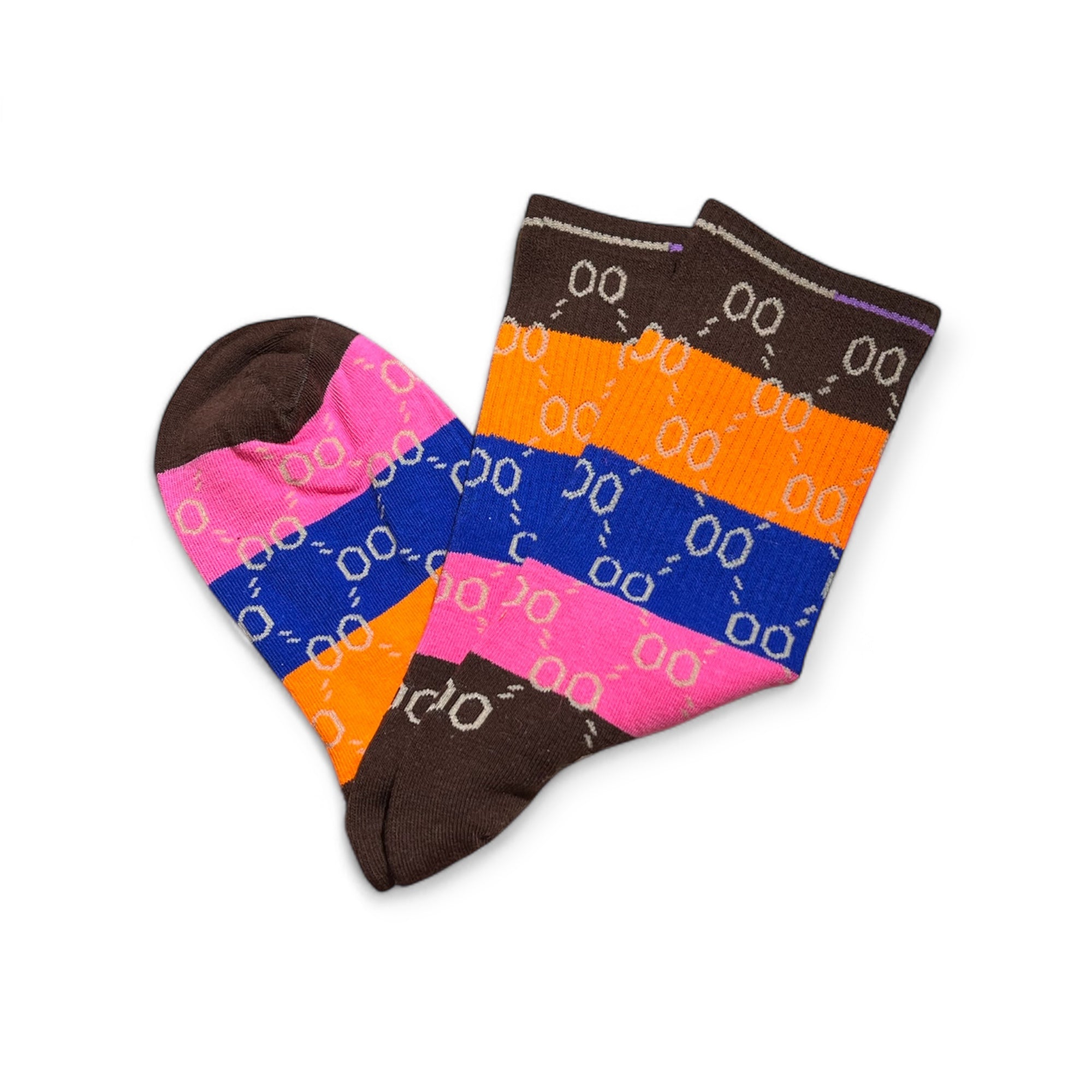 Bunte Socken mit Streifen in Braun, Orange, Blau und Pink, flach nebeneinandergelegt auf weißem Hintergrund.