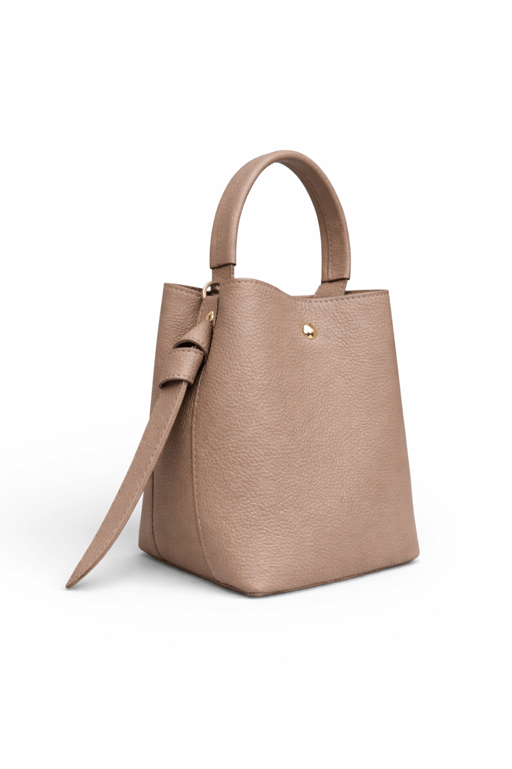 Taupe farbende Handtasche aus strukturiertem Leder mit rundem Tragegriff und seitlichem Lederriemen, freigestellt vor weißem Hintergrund.