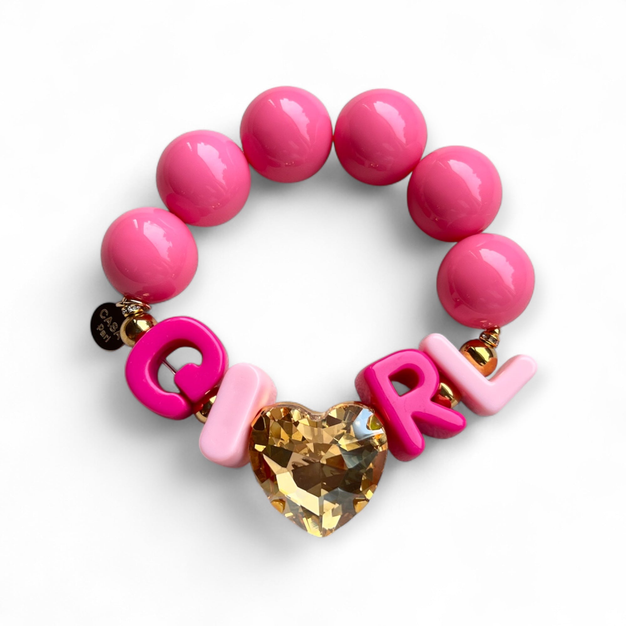 Pinkes Armband aus großen, glänzenden Perlen mit goldfarbenen Details. In der Mitte Buchstaben, die das Wort GIRL bilden, und ein funkelnder, herzförmiger Stein in Champagne.