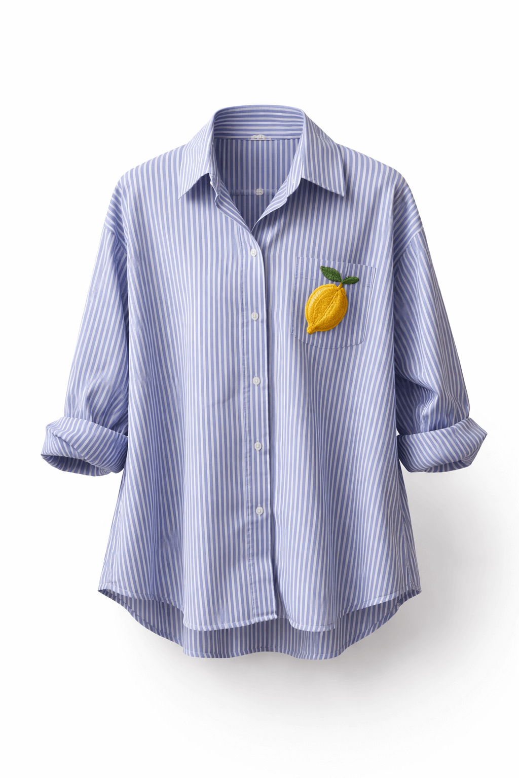Blau-weiß gestreifte Damenbluse mit Knopfleiste, Brusttasche und gelbem Zitronen-Patch, freigestellt vor hellem Hintergrund.