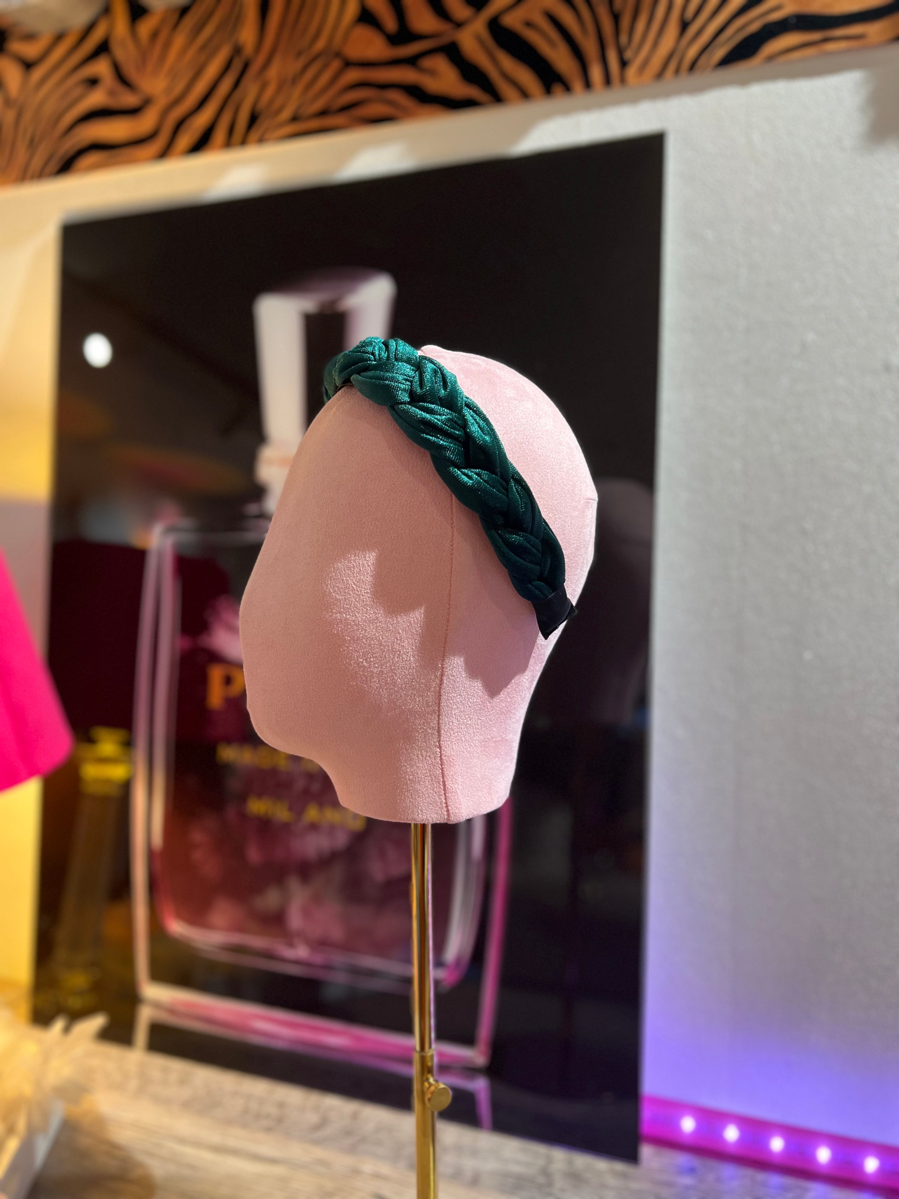 Puppenkopf trägt Smaragd Farbe mit Haarreifen fotografiert im stilvollen Hintergrund.