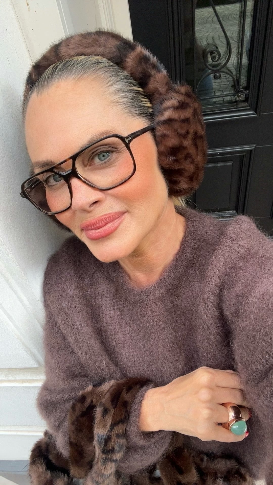 Frau trägt braunen Leo Ohren, Overmars. Dazu einen braunen Mohairpulli. Fotografiert an einer Türe.