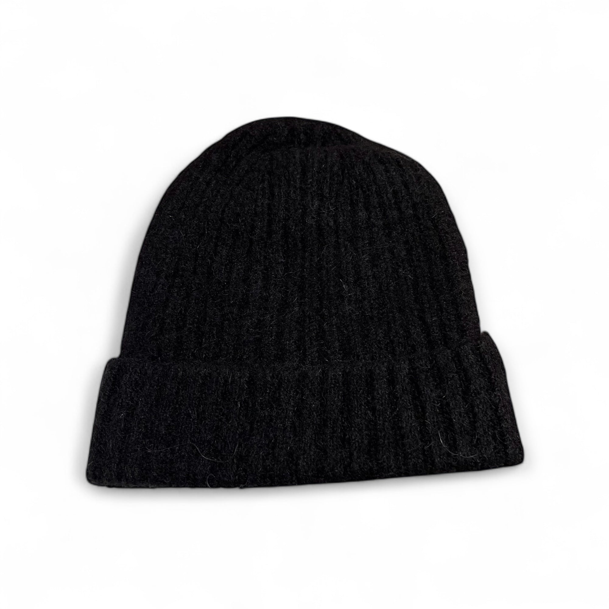 Schwarze Strickmütze aus weichem Baby-Alpaka-Mix, geripptes Muster, umgeschlagener Rand, auf weißem Hintergrund.