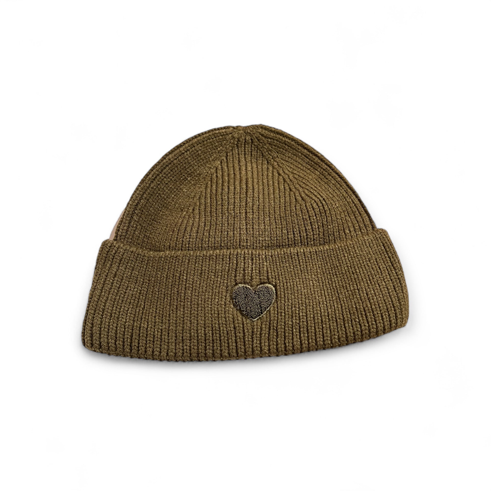 Olive Strickmütze aus Viskose mit aufgesticktem rotem Herz auf der Vorderseite, fotografiert auf weißem Hintergrund.
