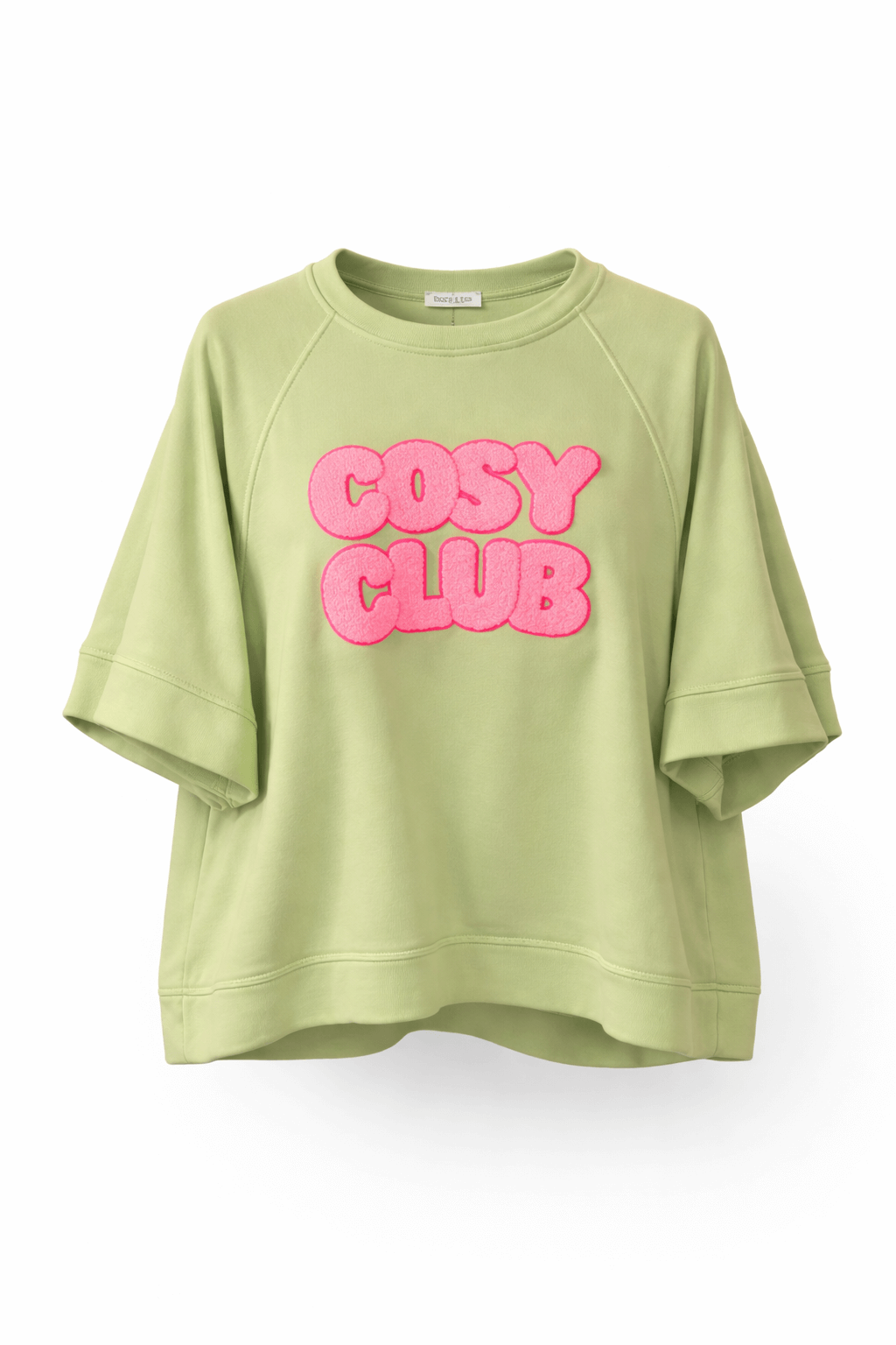 Pastellgrünes Sweatshirt mit großem pinkem „Cosy Club“ Frottee-Schriftzug auf der Vorderseite, Rundhalsausschnitt und weitem Kurzarm, freigestellt auf hellem Hintergrund.