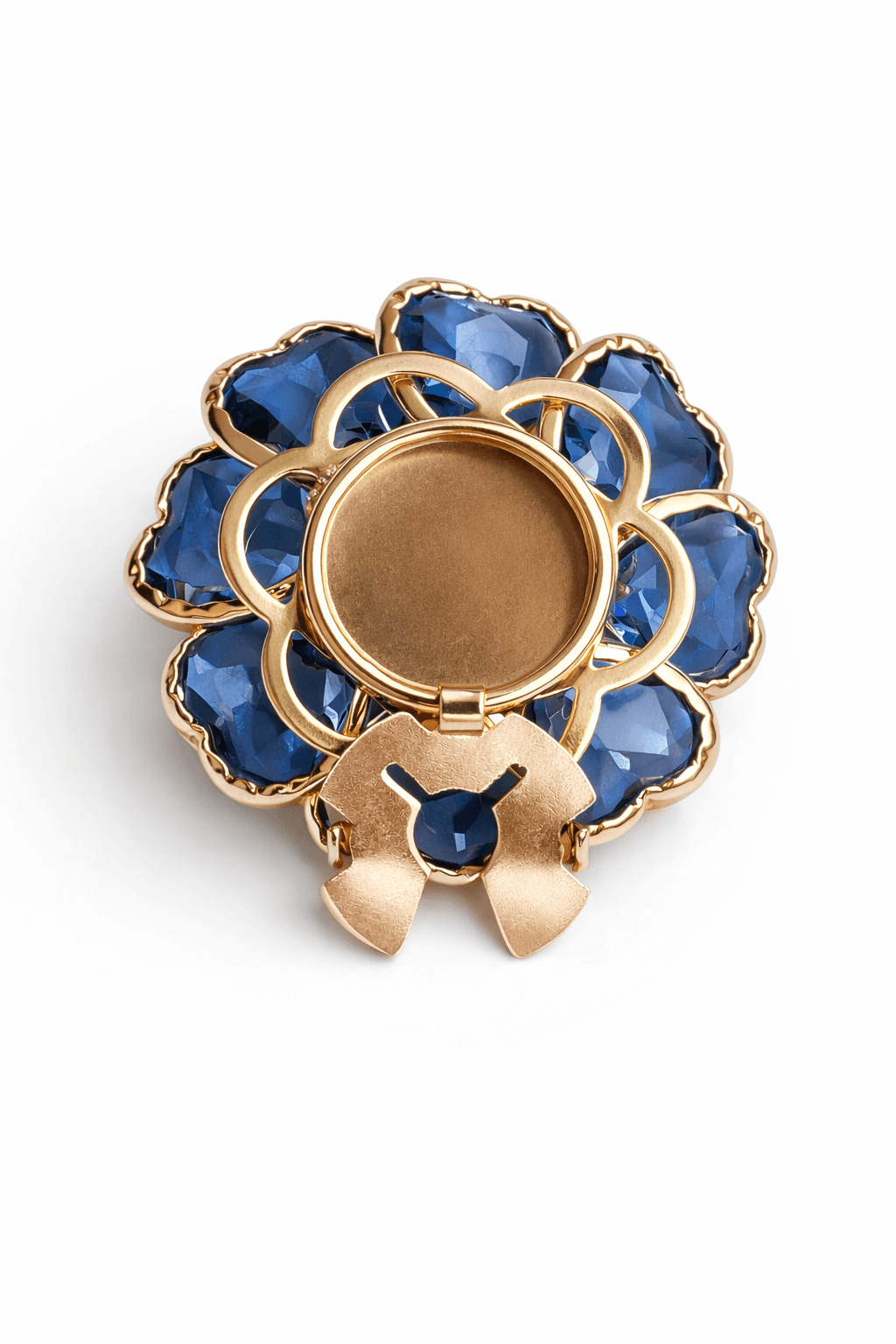 Rückseite eines blauen Schmuck-Clippers mit goldfarbenem Clip-Verschluss zur Darstellung des Mechanismus. Beispielabbildung.