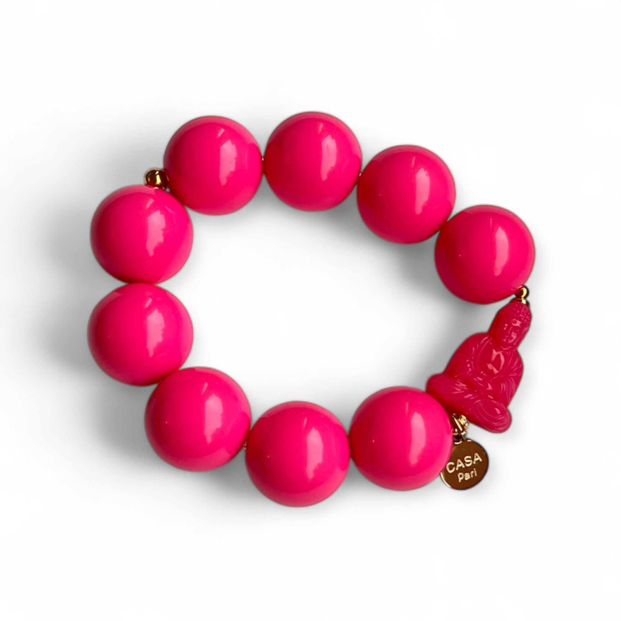 Pinkes Armband aus glänzenden Kunstharzperlen mit einem kleinen Buddha Element. Handgefertigt von Casapari auf weißem Hintergrund.