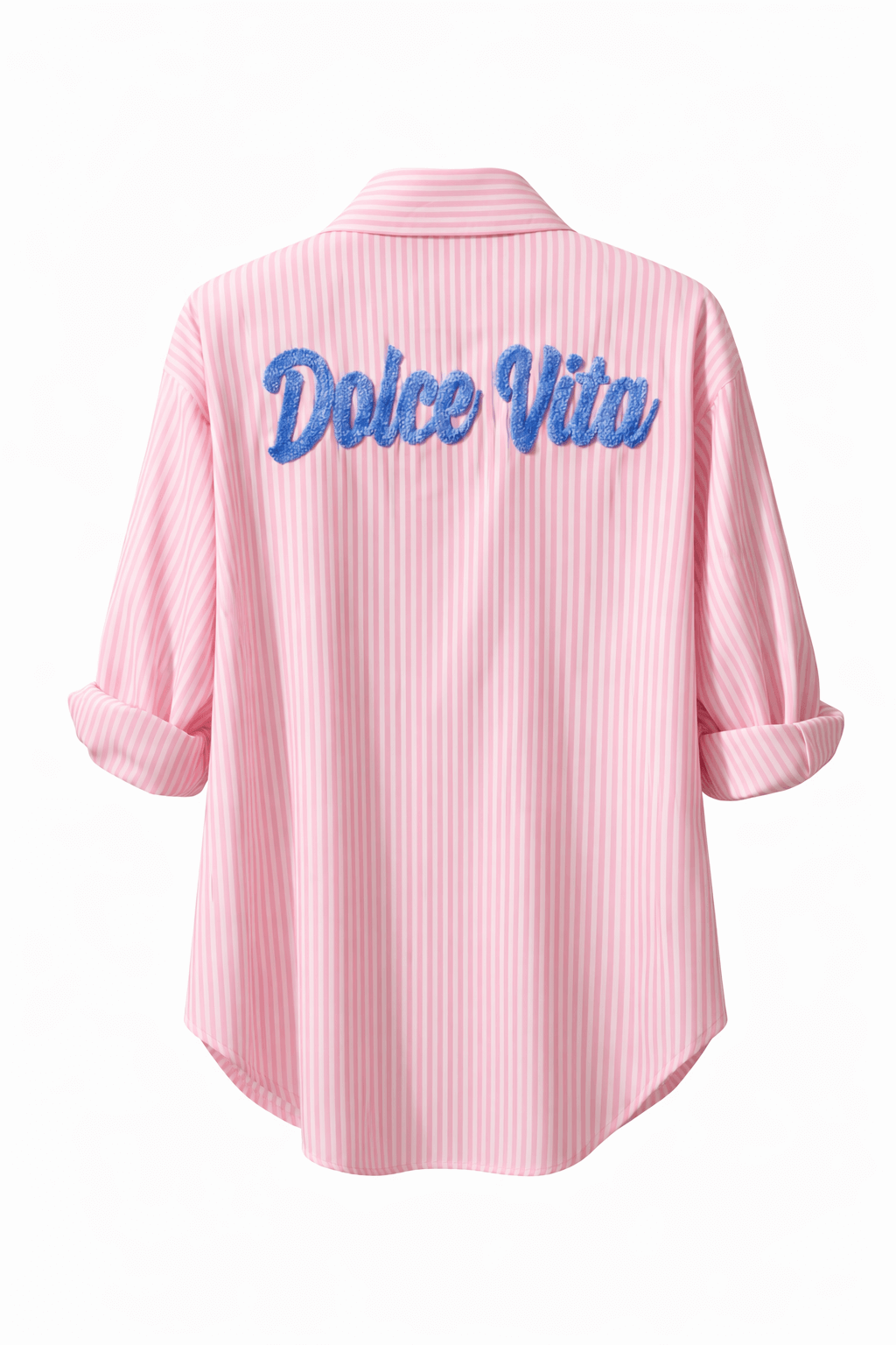Rosa-weiß gestreifte Damenbluse mit blauem „Dolce Vita“ Schriftzug auf der Rückseite, lange Ärmel gekrempelt, freigestellt vor hellem Hintergrund.