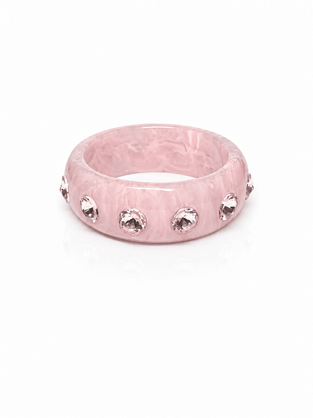 Armreif auf weißem Hintergrund in rosa mit Strass