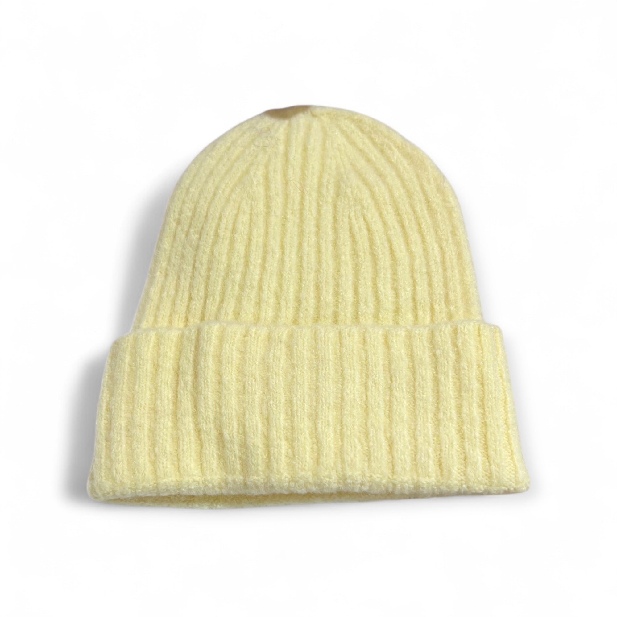 Gelbe Strickmütze aus weichem Baby-Alpaka-Mix, geripptes Muster, umgeschlagener Rand, auf weißem Hintergrund.