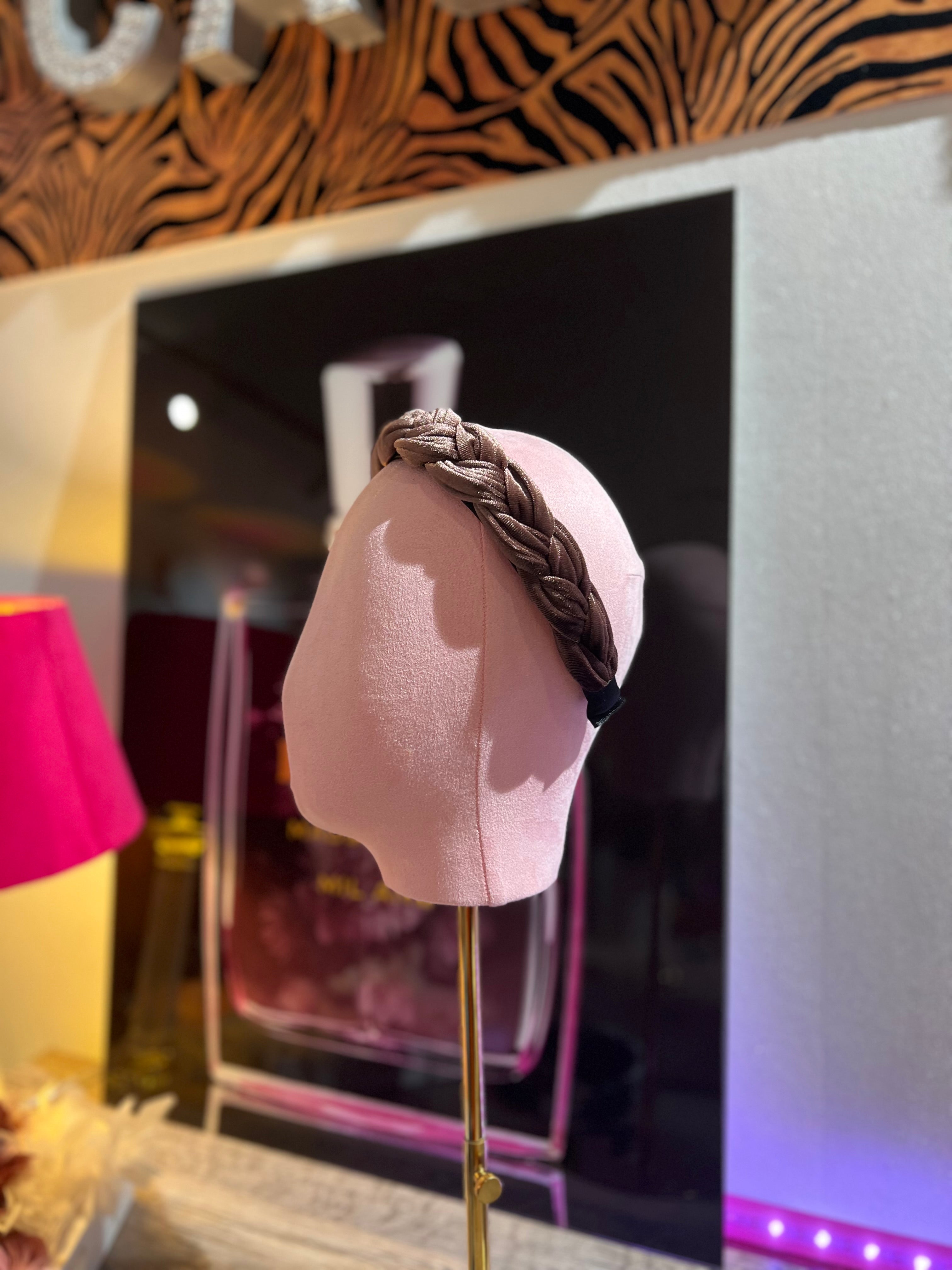 Puppenkopf trägt hellbraun Farbe mit den Haarreifen fotografiert im stilvollen Hintergrund.