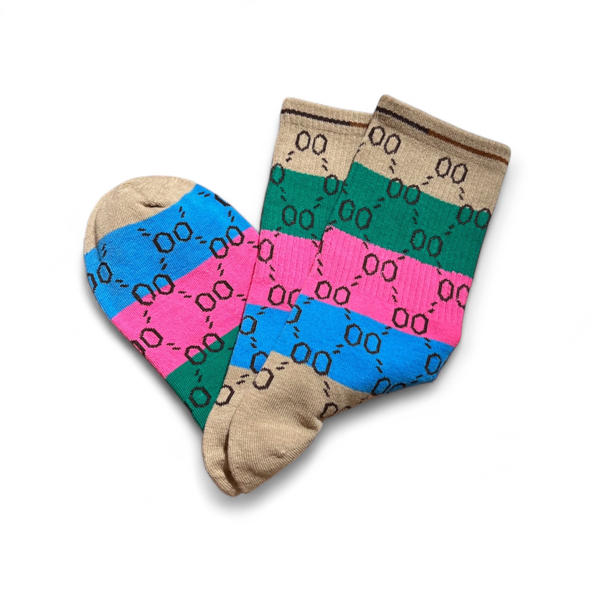 Bunte Socken mit Streifen in Beige, Grün, Pink und Türkis, flach nebeneinandergelegt auf weißem Hintergrund.