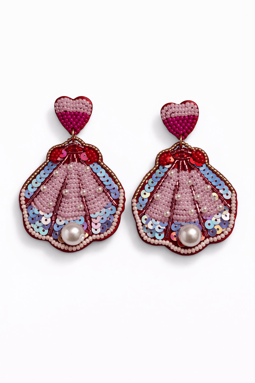 Statement-Ohrringe in Muschelform mit pinken und roten Perlen, schimmernden Pailletten und einer großen weißen Perle, auf hellem Hintergrund dargestellt.