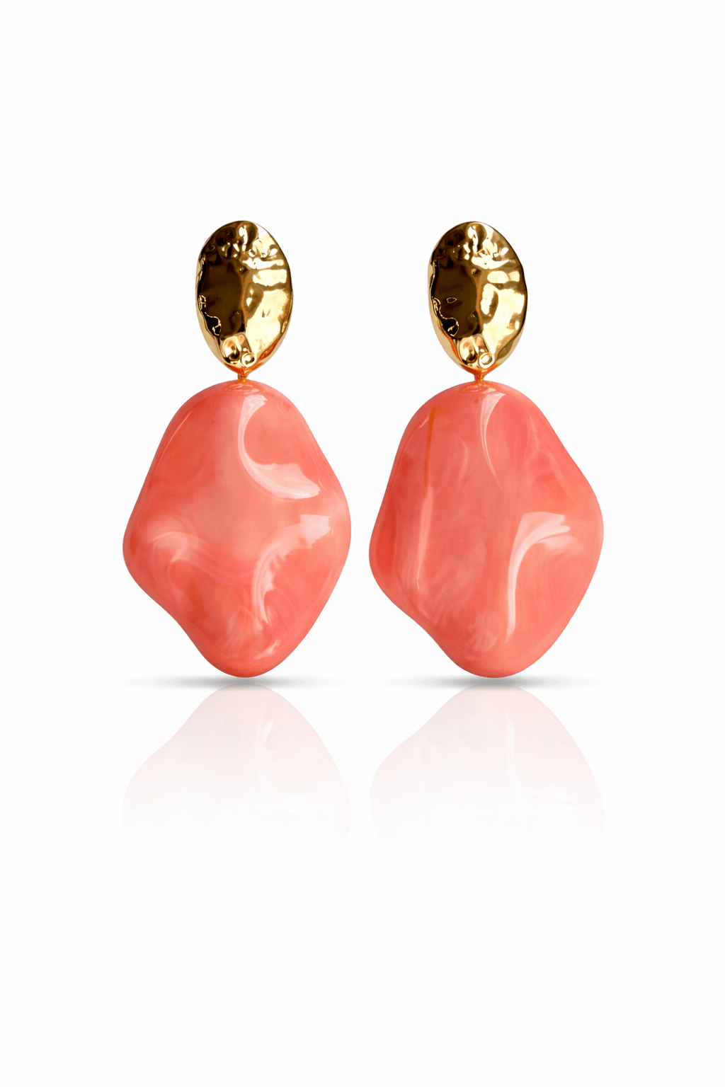 Paar Ohrstecker mit goldfarbenem, ovalem Stecker und korallfarbenem, marmoriertem Anhänger in organischer Form auf weißem Hintergrund.