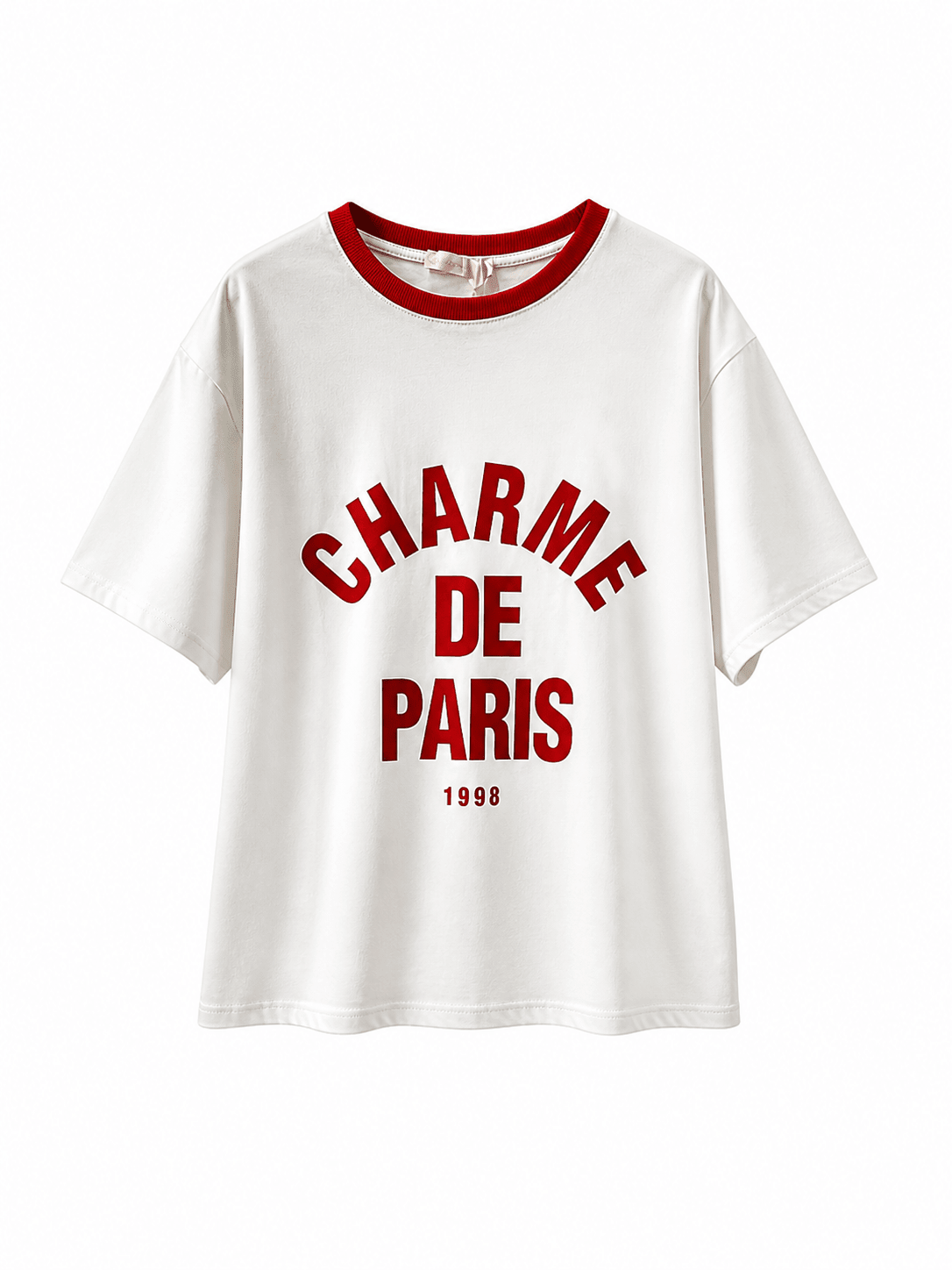 Weißes, locker geschnittenes T-Shirt mit kurzen Ärmeln und rotem Rundhalsausschnitt; vorne roter Schriftprint „Charme de Paris 1998“, freigestellt vor hellem Hintergrund.