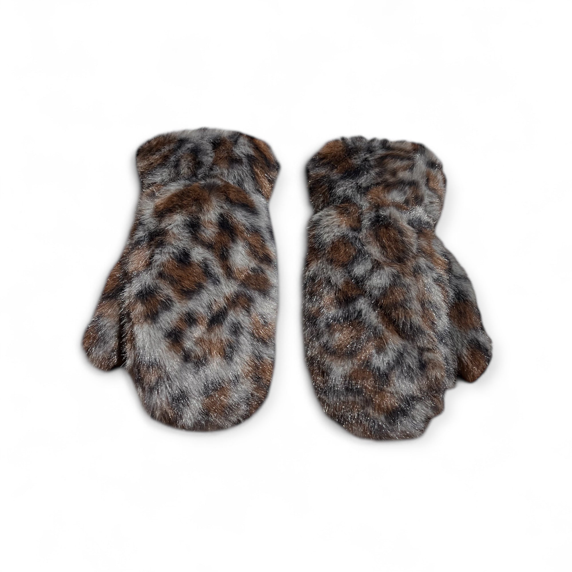 Flauschige Fäustlinge aus Kunstfell mit Leo Muster in Grau Braun. Nebeneinander liegend auf weißem Hintergrund.