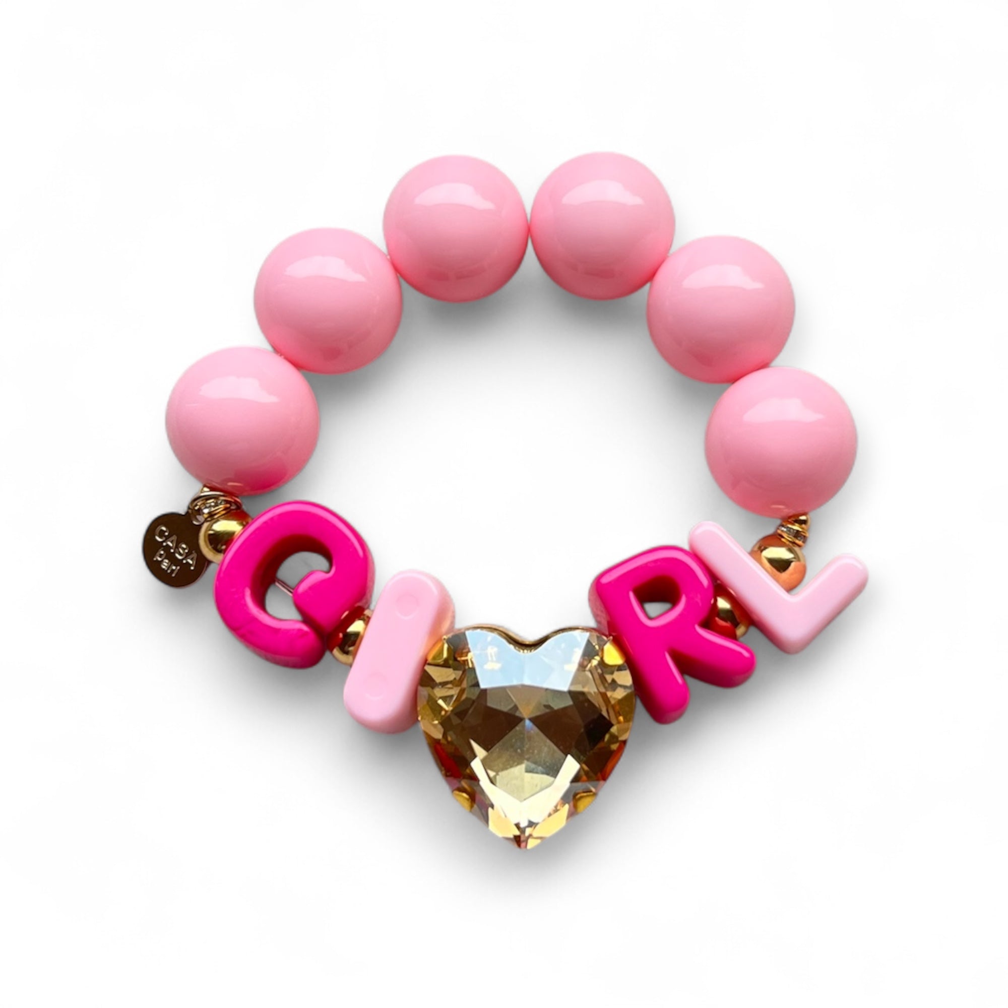 Rosa Armband aus großen, glänzenden Perlen mit goldfarbenen Details. In der Mitte Buchstaben, die das Wort GIRL bilden, und ein funkelnder, herzförmiger Stein in Topaz.
