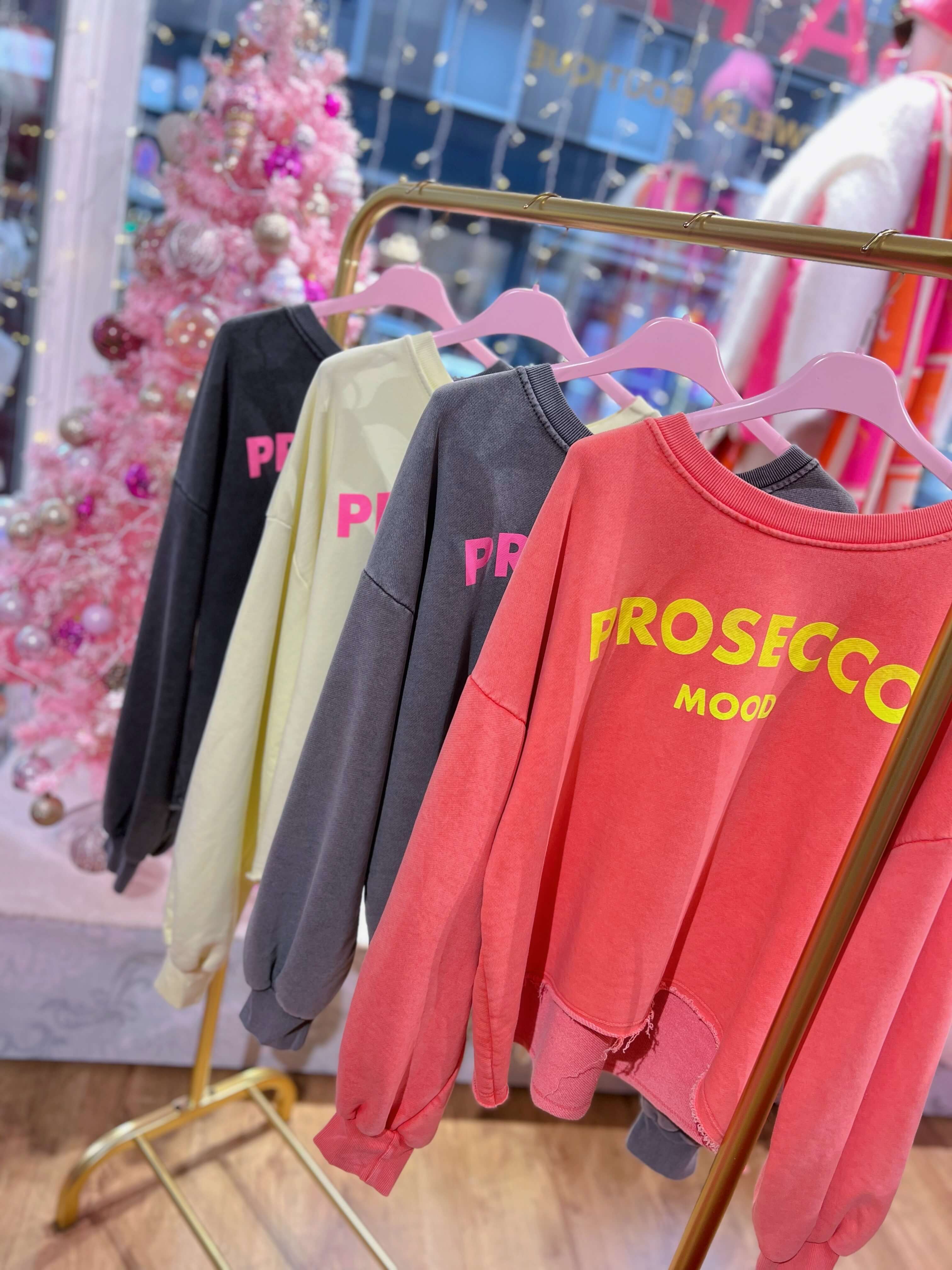 Hellfarbene Frühlingssweater aus Baumwollgemisch im Used-Look mit angesetztem Saum und kleinen Ballonärmeln mit Bündchen. Locker geschnitten, frontale Ansicht.