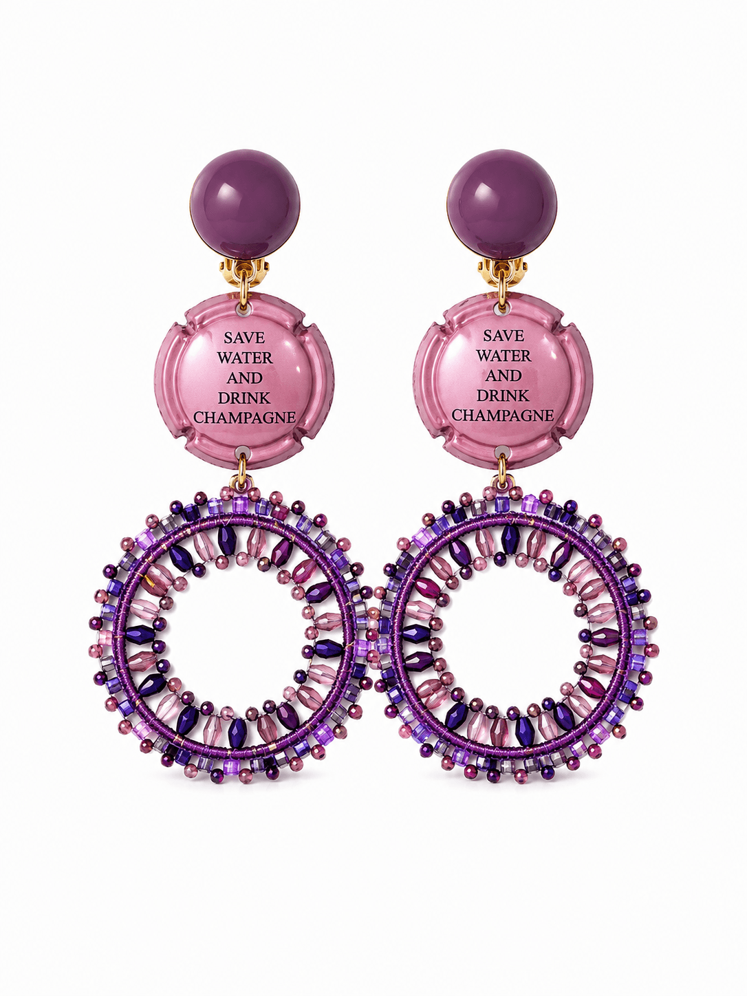 Lila Statement-Ohrringe mit violettem Cabochon, rosafarbenem Element und aufwendig gearbeitetem Kreisanhänger in verschiedenen Lila- und Rosétönen.