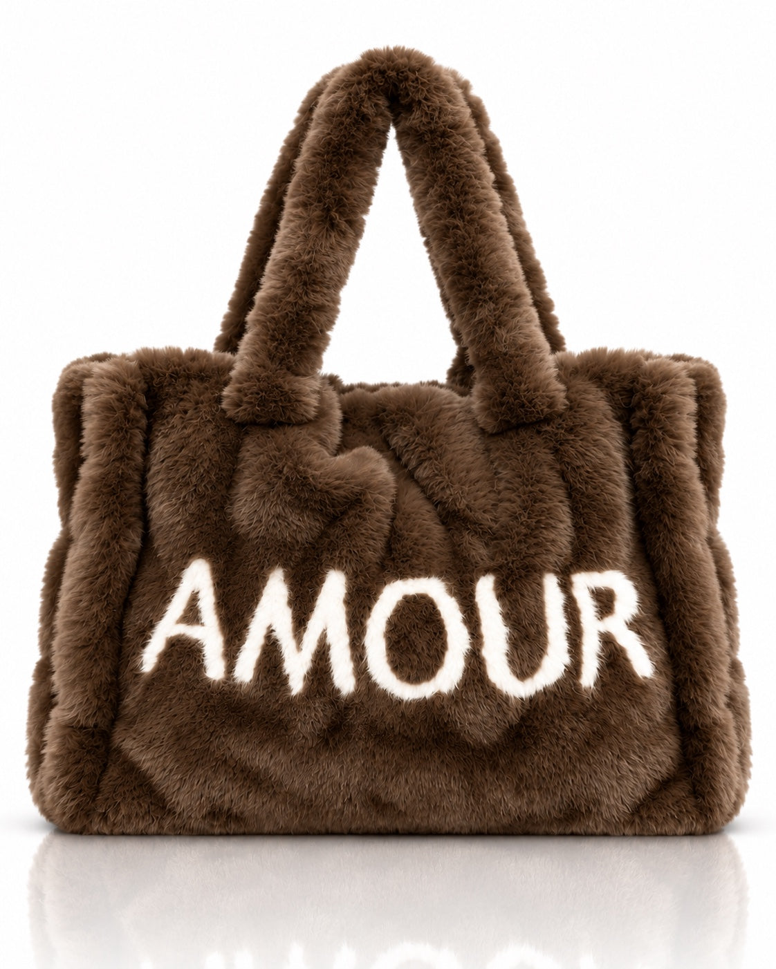 Großer flauschiger Shopper in warmem Braun mit weißem AMOUR-Schriftzug und langen Schulterhenkeln