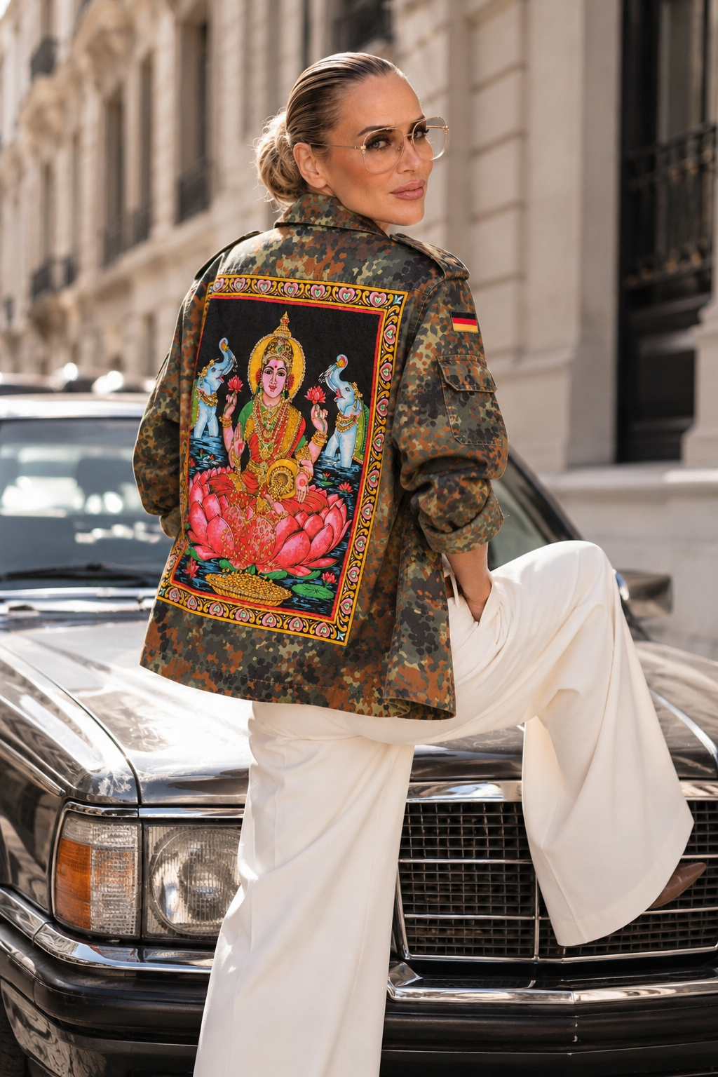 Rückenansicht Army Love Military Jacket mit farbigem Motiv, getragen vom Model am Oldtimer. KI-generiertes Modelbild.
