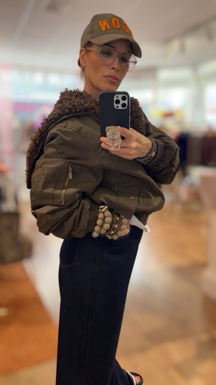 Frau trägt eine Bombe. Ariel Jacke in olivgrün fotografiert sich selber besteht in deiner Boutique
