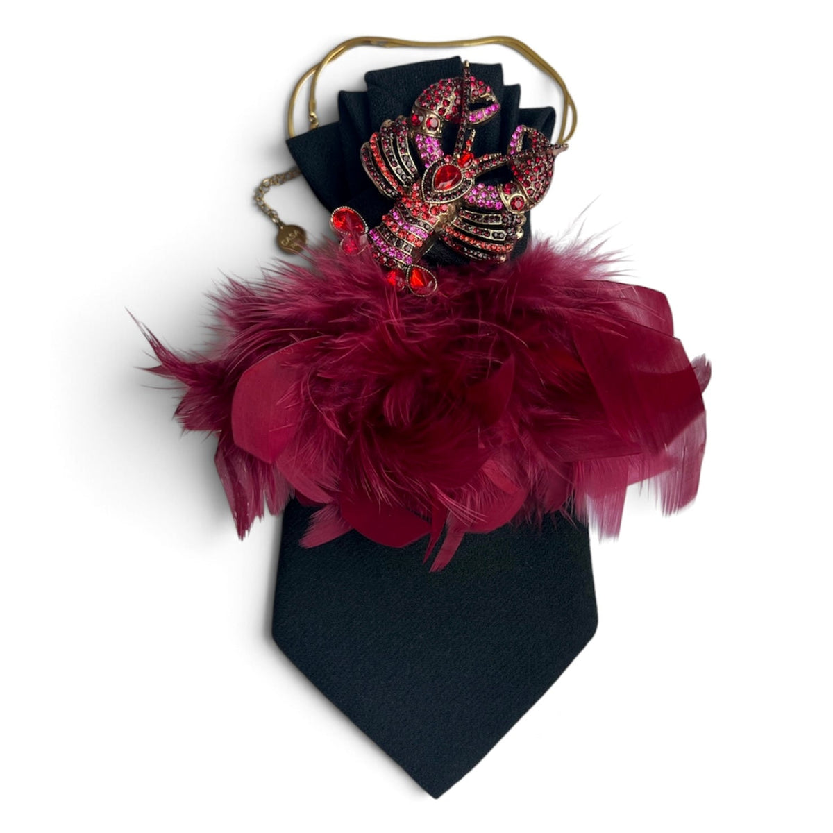 Burgundy Royale Feather Affair – schwarze Vintage-Statement-Krawatte mit bordeauxroten Federn und Schmuckbrosche, Einzelansicht