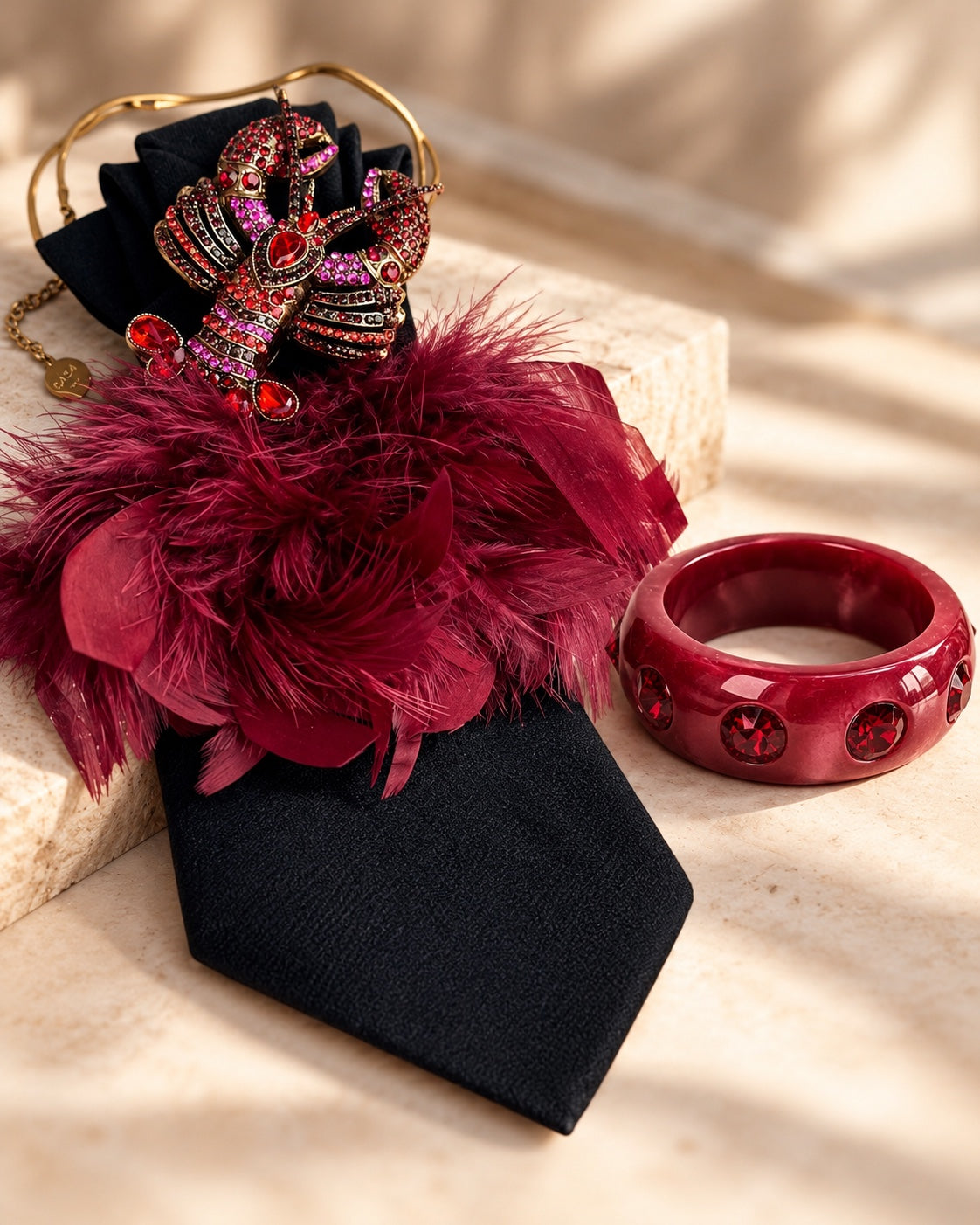 Burgundy Royale Feather Affair und The Grand Bangle Ruby Red als Set