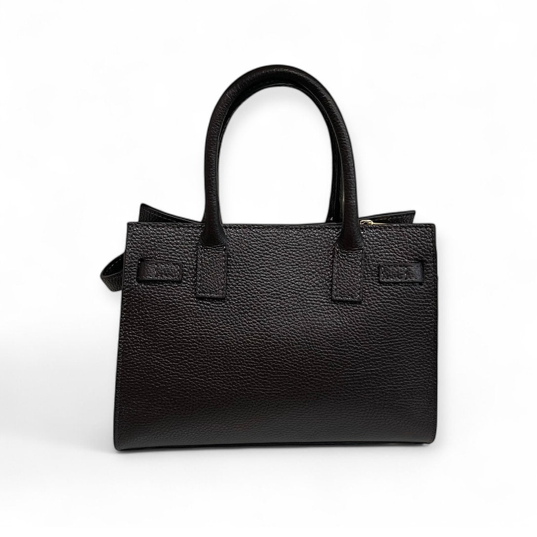 Edle Ledertasche in Dunkelbraun von hinten. Geräumig mit Reißverschluss Fach & langem Schultergürtel. Lässig über die Schulter oder crossbody tragbar. Fotografiert auf einem weißen Hintergrund.