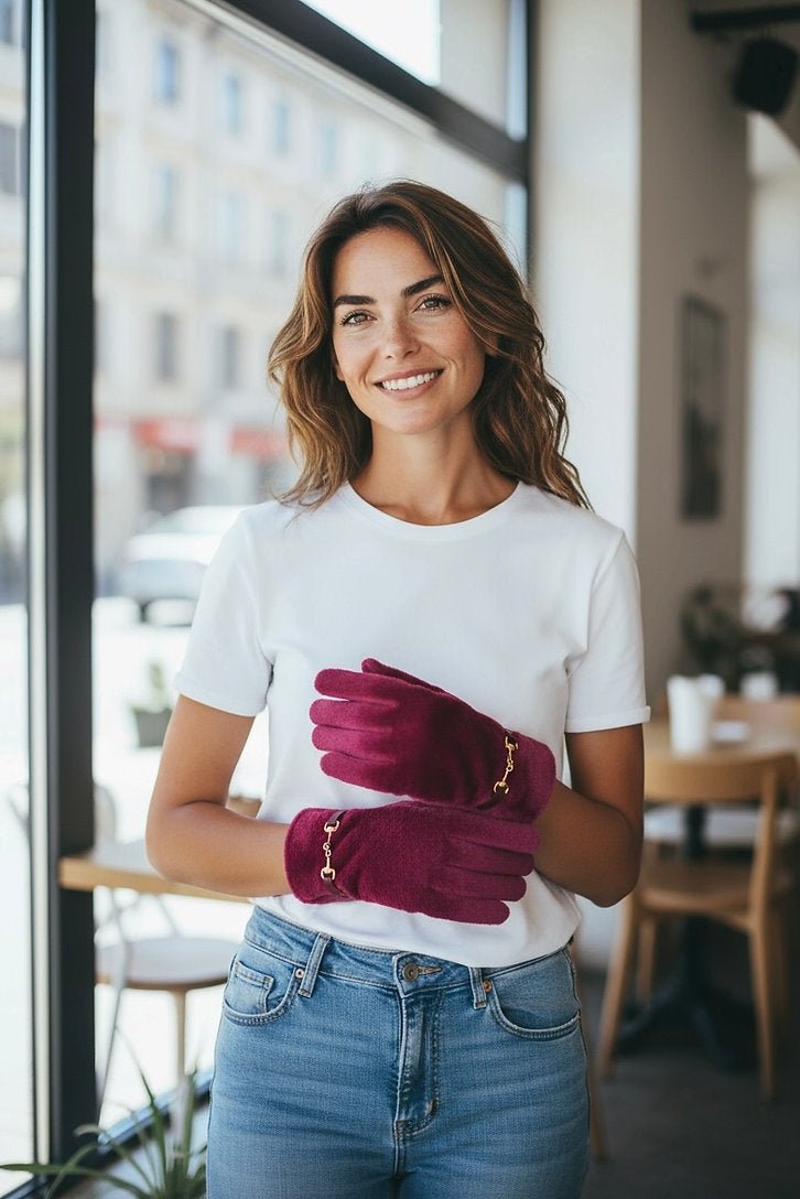 Frau trägt weißes Shirt eine Jeanshose, dazu Kunstfell Handschuhe in Weinrotpink mit goldener Zierschnalle.
