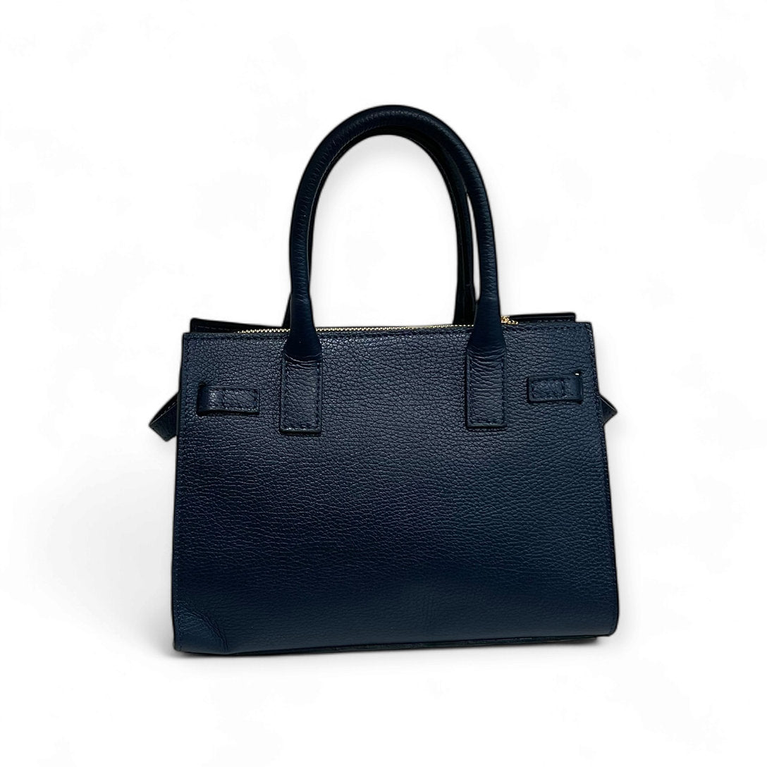 Dunkelblau Ledertasche von hinten. Zwei Henkeln und abnehmbarem Schultergürtel, auf hellem Hintergrund fotografiert.